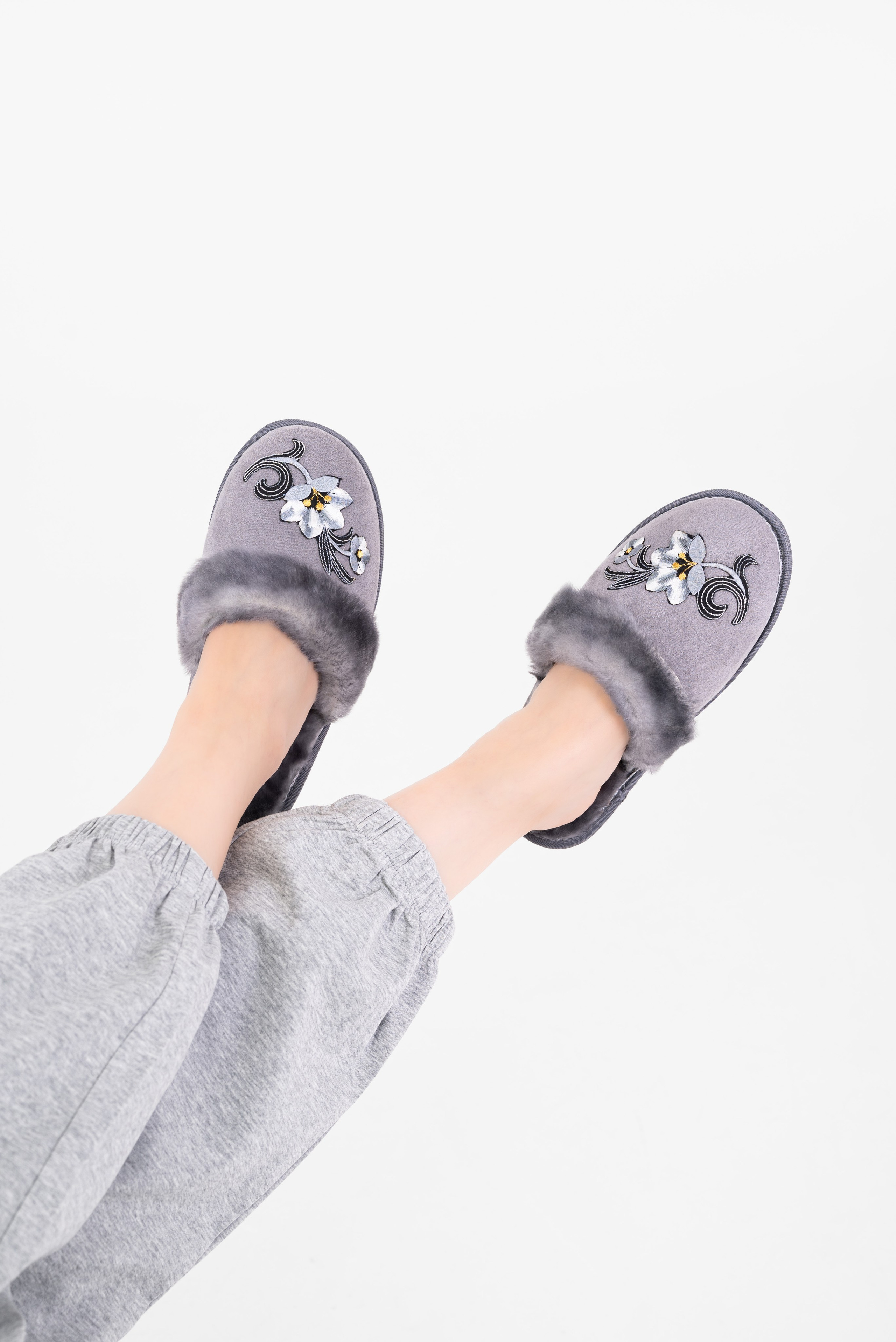 Тапочки и чуни. Предметный фотограф, фото для маркетплейсов Пятигорск, КМВ