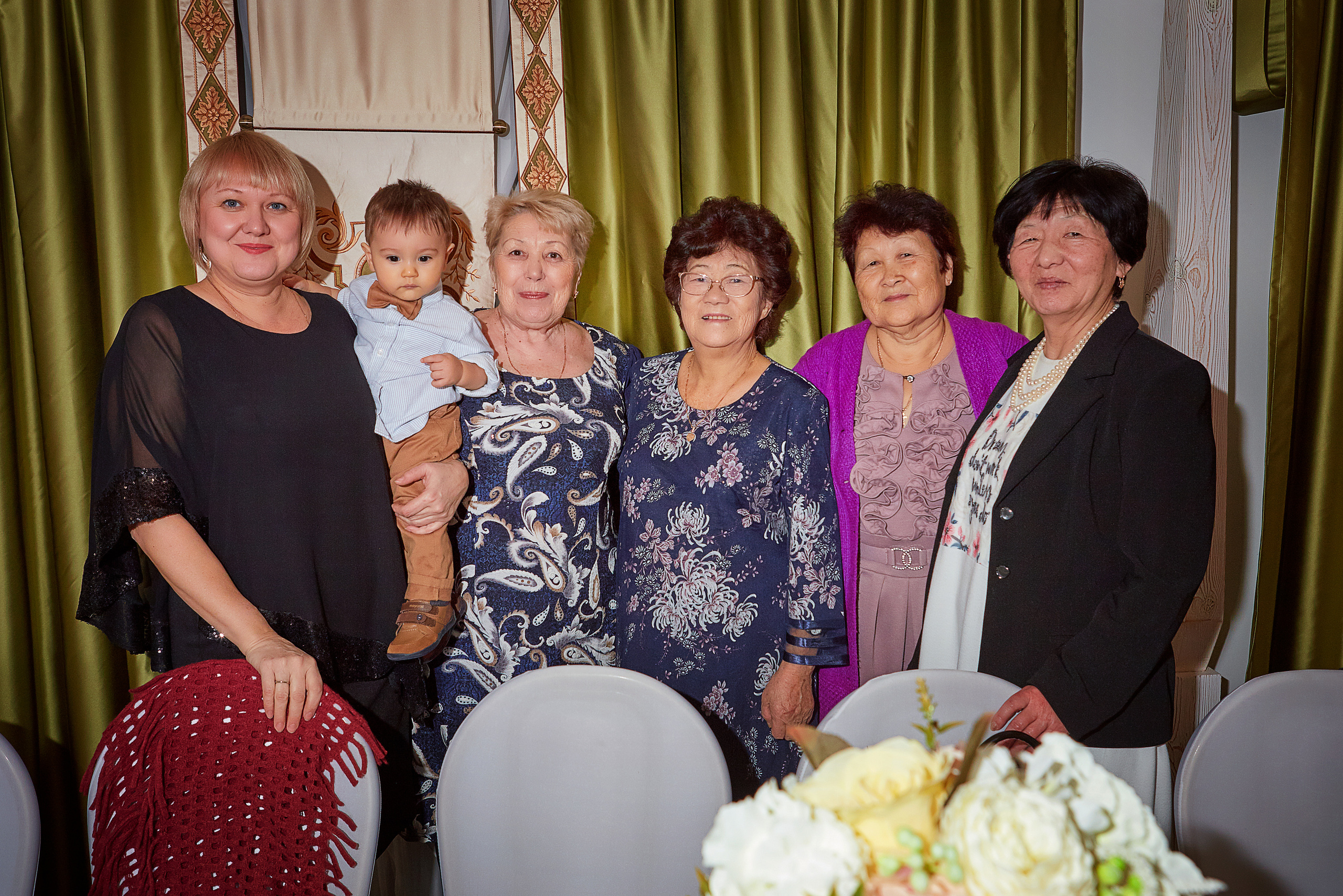 Интернациональная семья с прекрасными бабушками и внуком