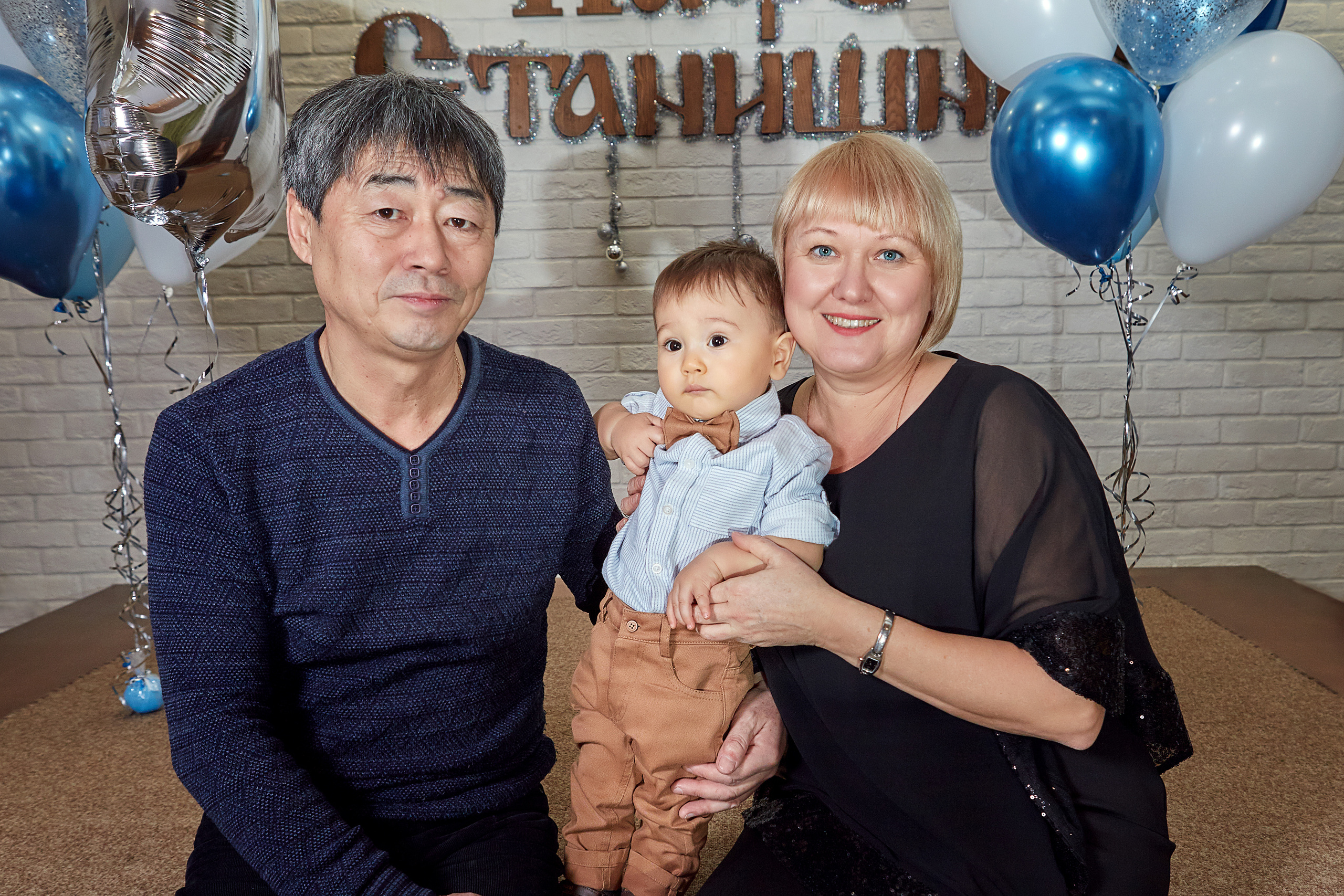 Бабушка и дедушка с внуком на руках