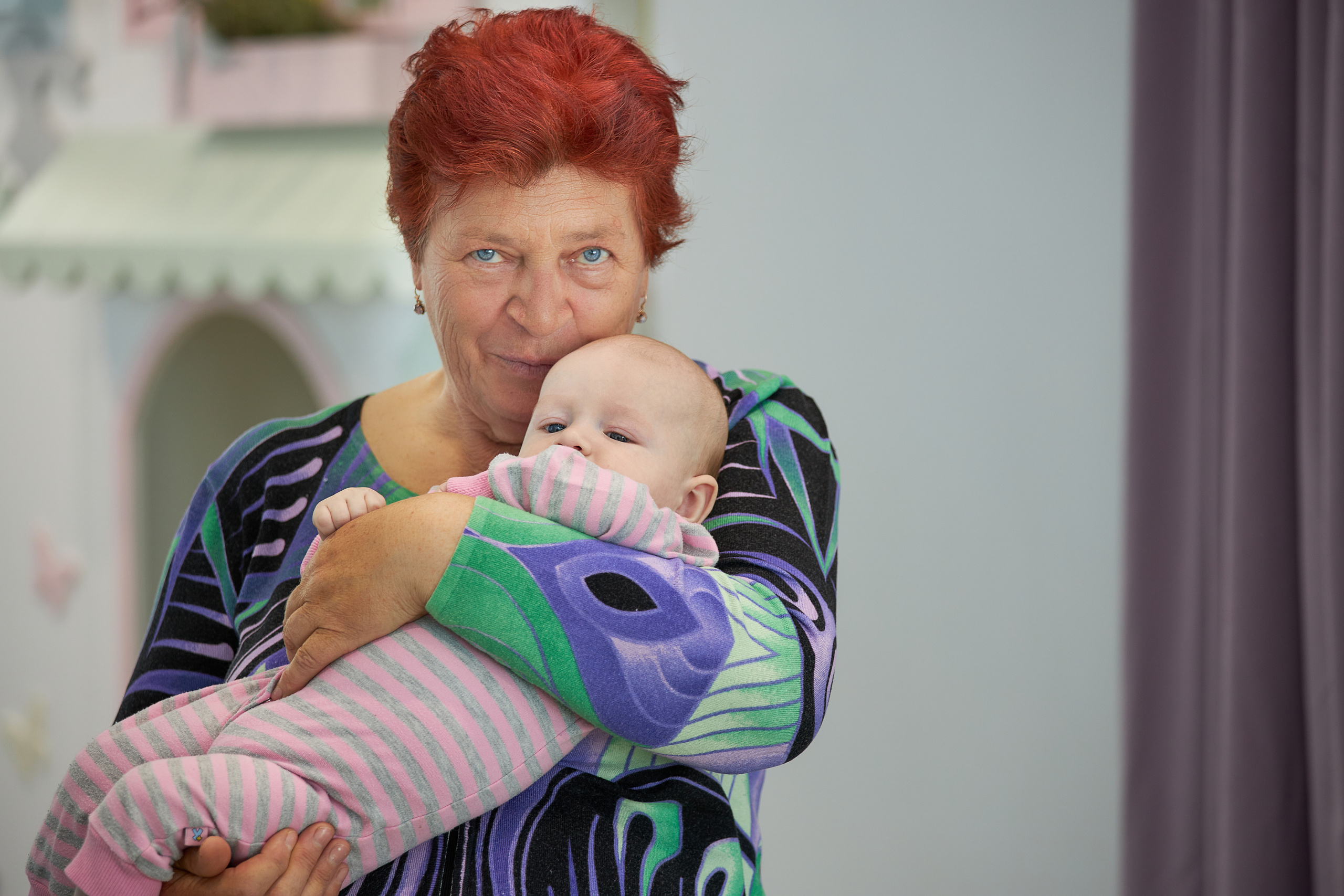 Счастливая бабушка с внучкой на руках