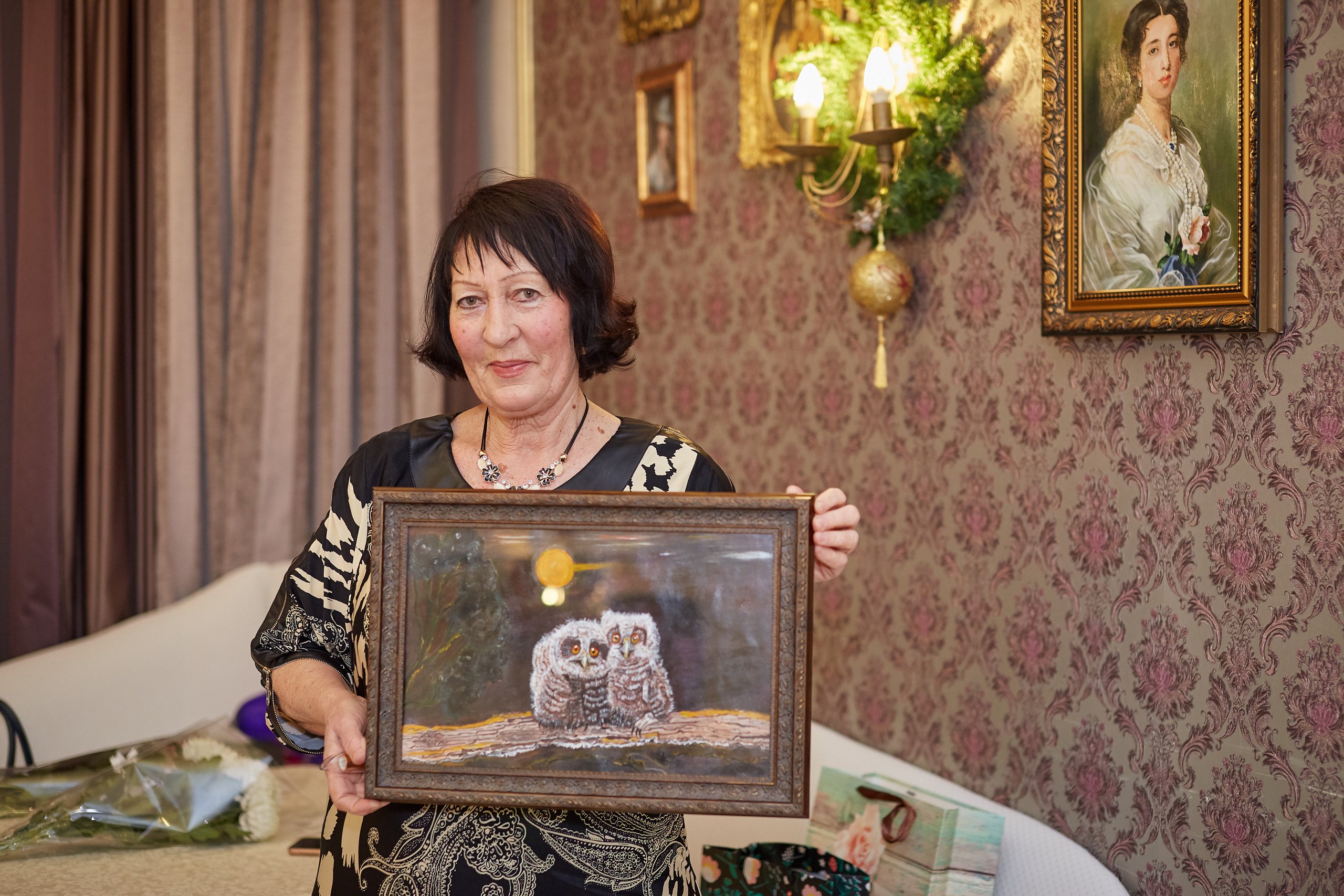 На юбилее с подарком для подруги