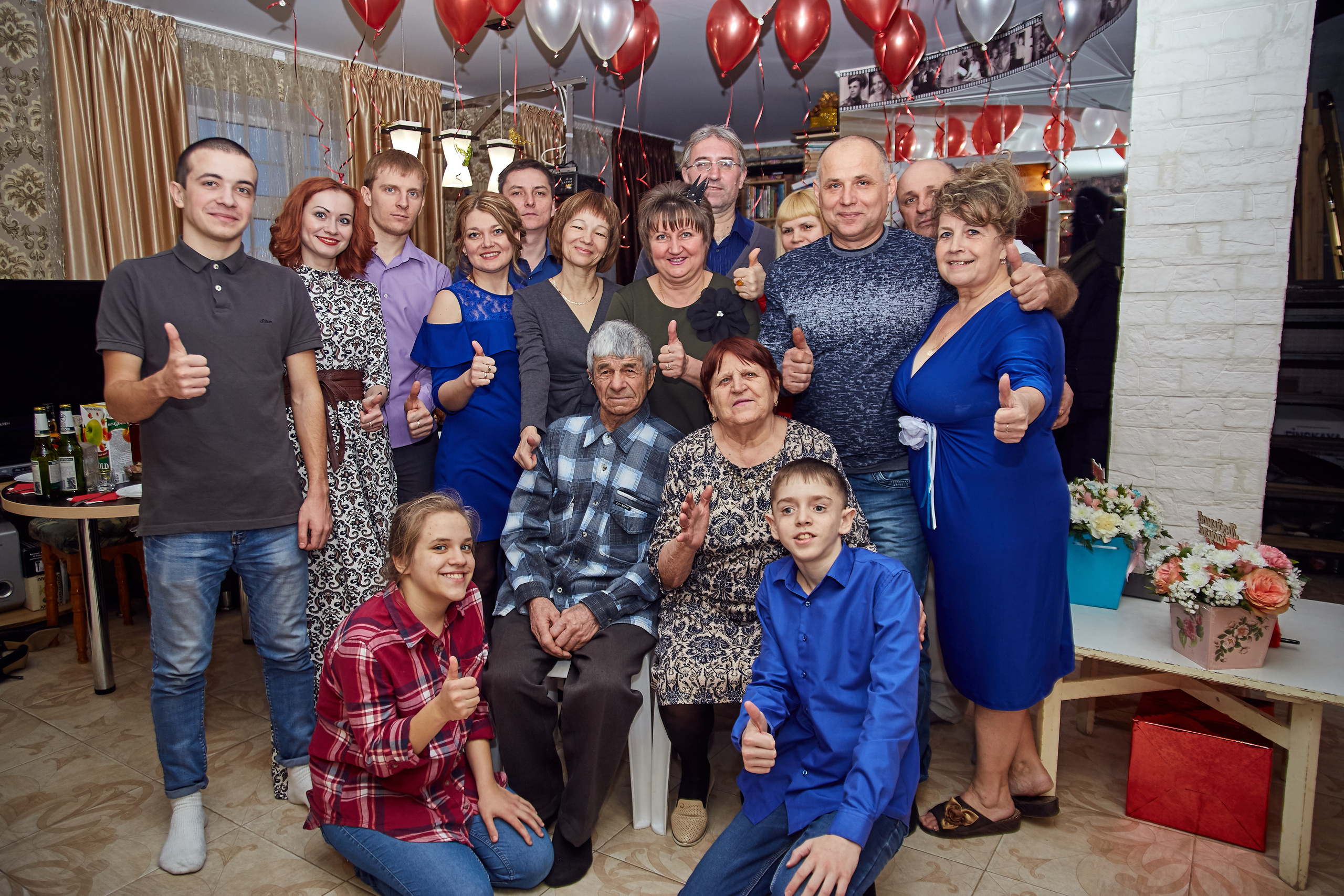 Юбилей в кругу семьи, вокруг любящие и близкие люди