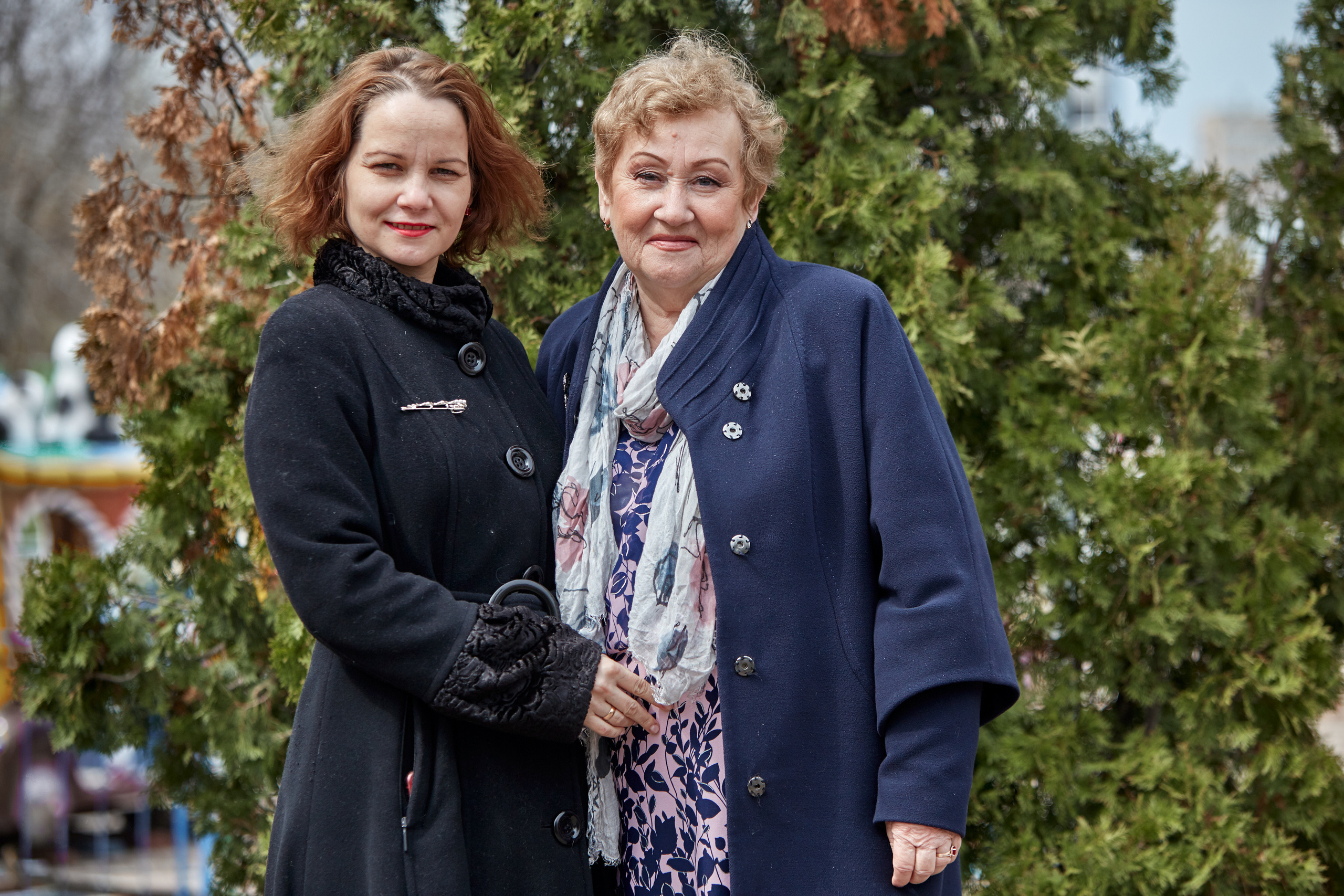 Мама и дочь вместе гуляют в парке