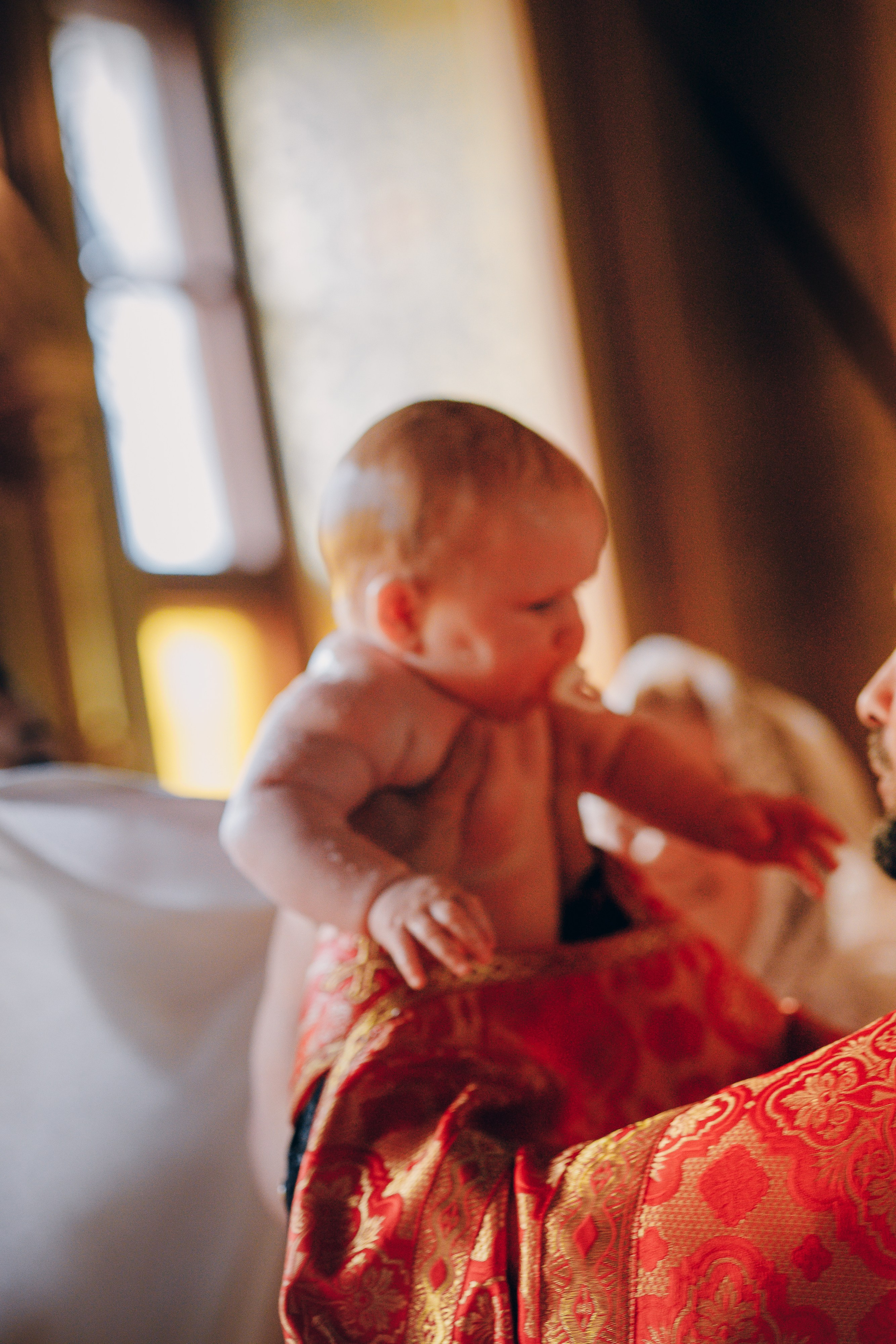 Зимняя съемка ребенка в церкви. Выпускные альбомы в Серпухове