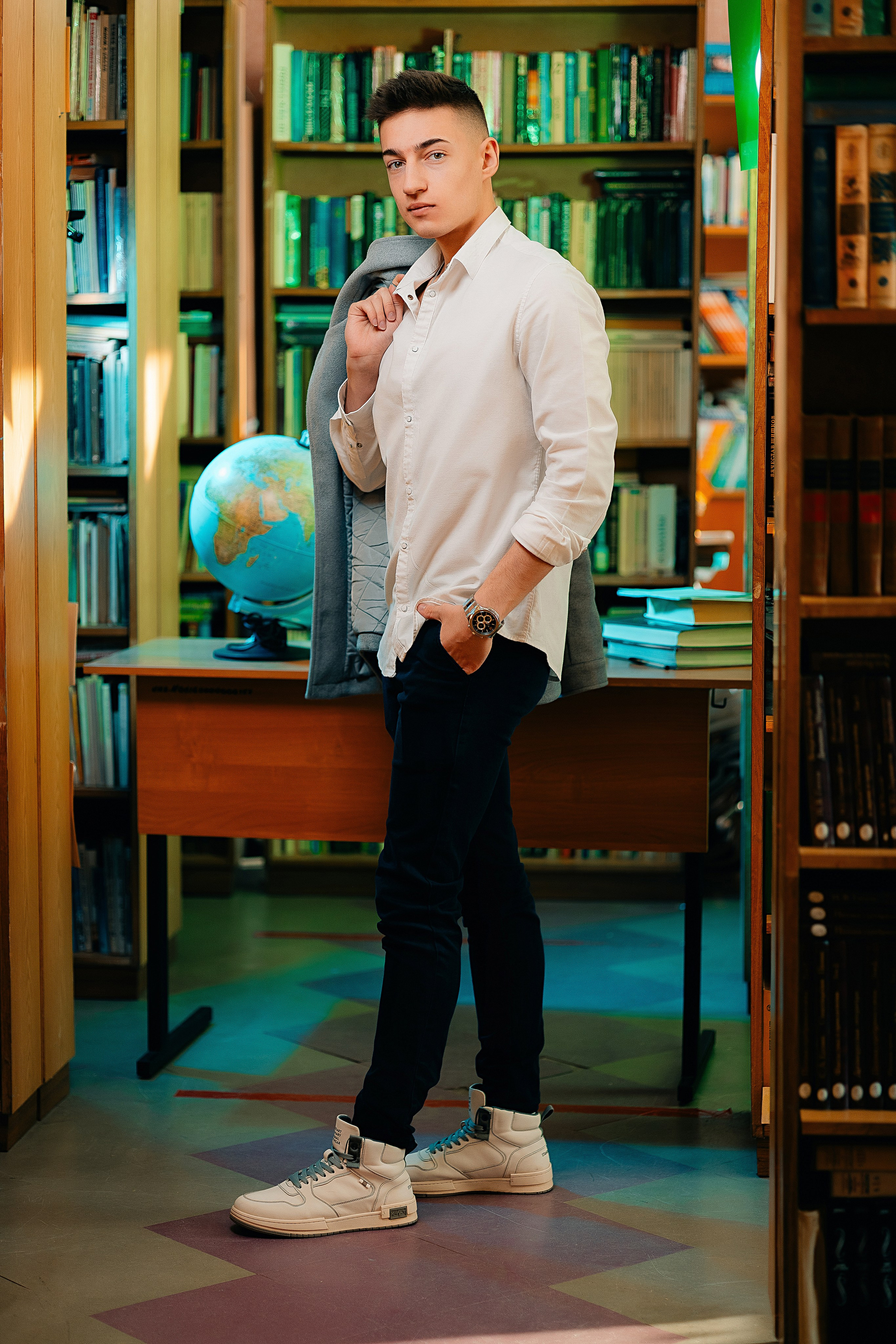 Фотосъемка выпускника 11 класса. На фоне интересный фон.