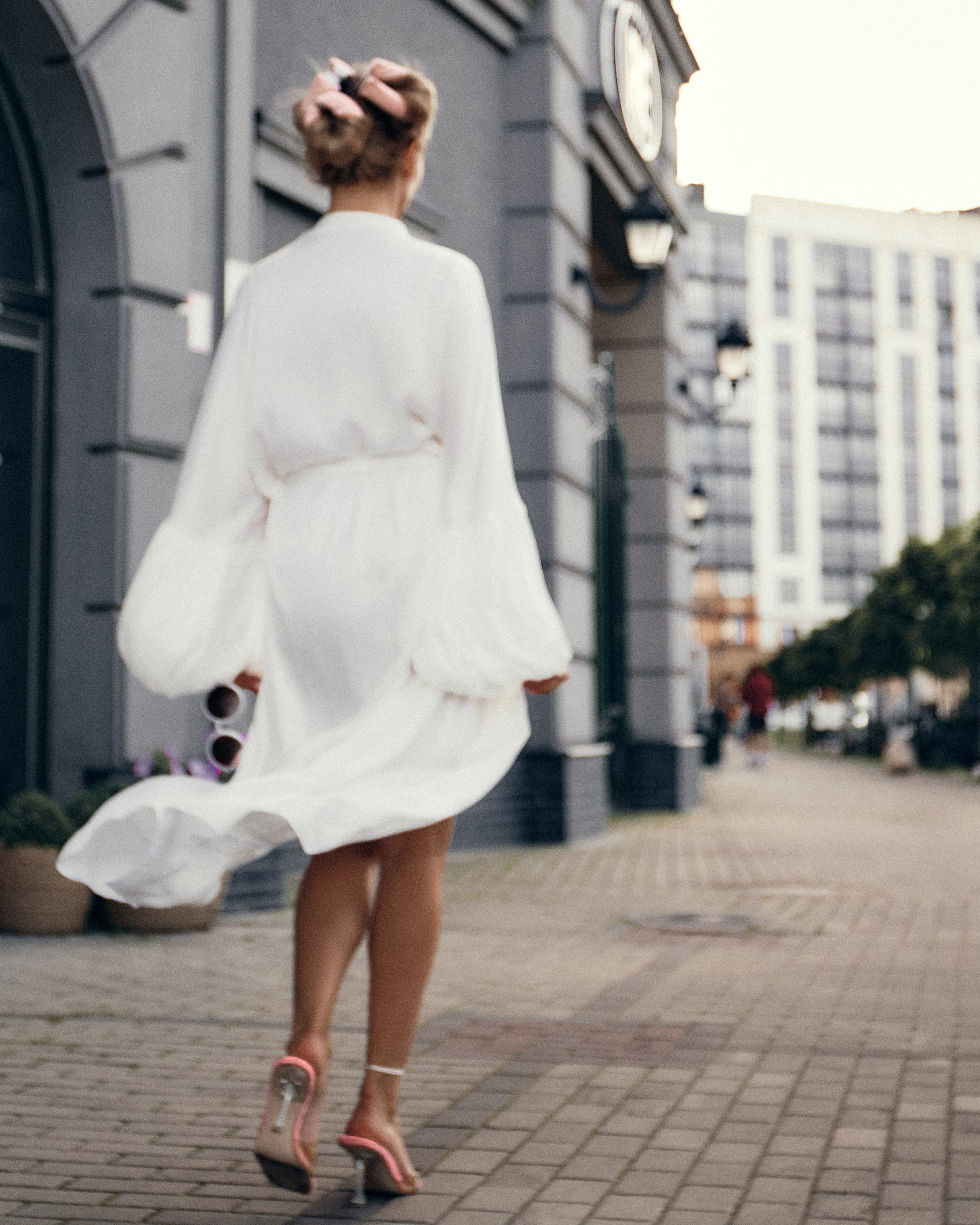 Уличная женская фотосъемка живые эмоции в Калининграде винный магазин ЖК Цветной бульвар Калининград 