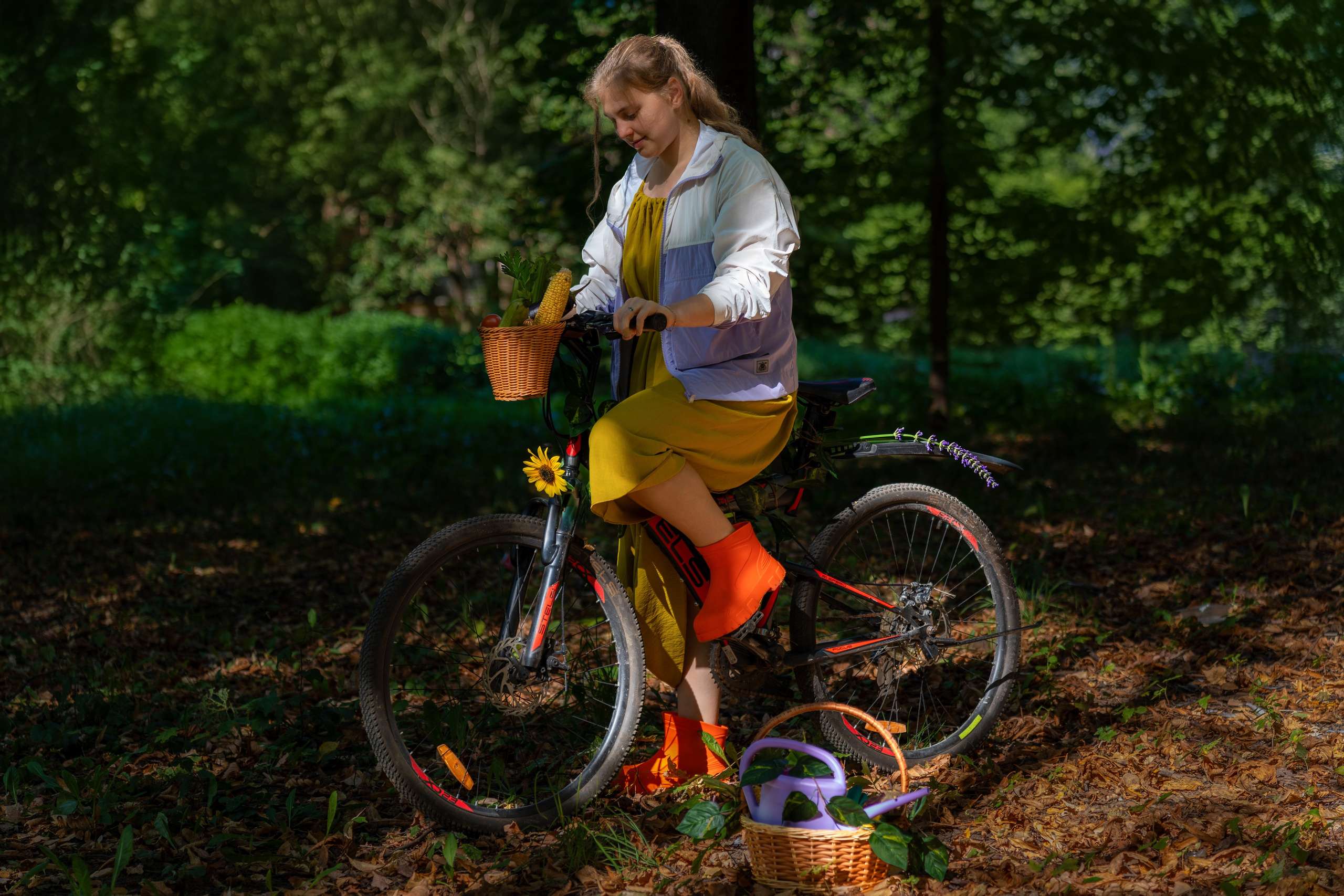 Стрит фотосессия в осеннем стиле с велосипедом для Ксю. Портретный фотограф в Москве Фарид Леонов