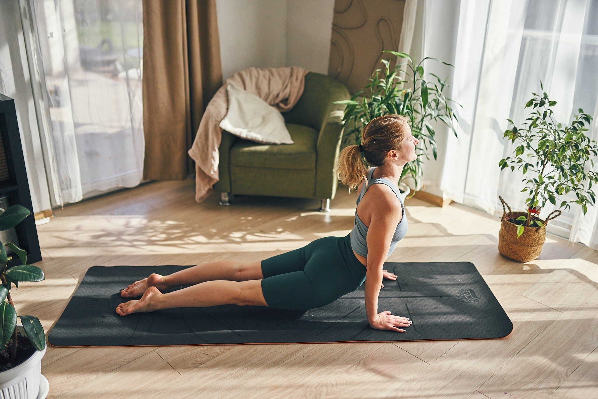 Репортажная съемка йога класса на берегу моря. Фотограф в Сочи Катя Гончарова