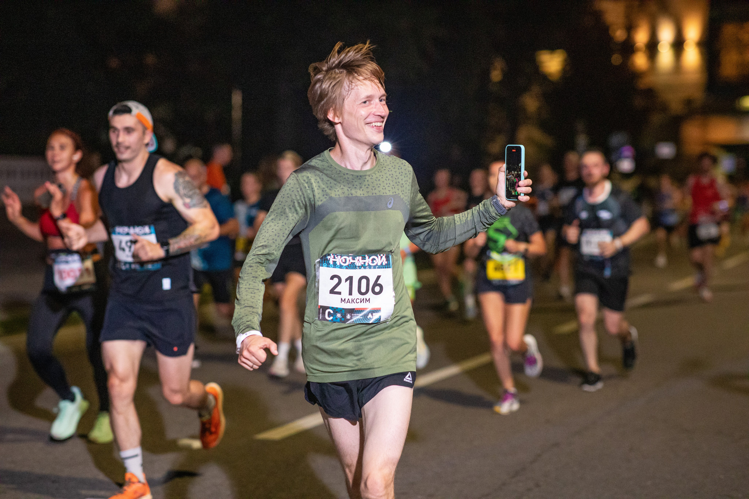 Ночной забег в ленте фотографий бегунов 03.08.24. Фотограф Сергей Ловкий