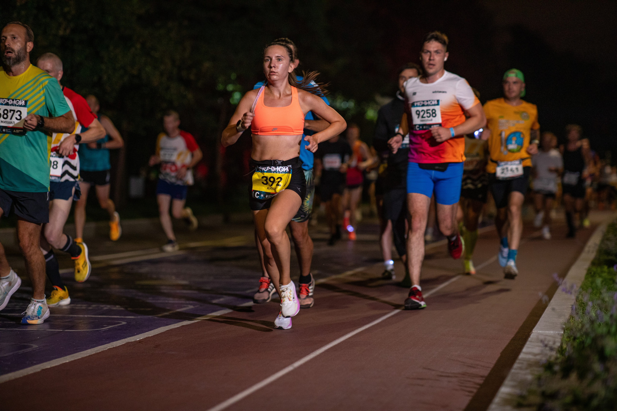 Ночной забег в ленте фотографий бегунов 03.08.24. Фотограф Сергей Ловкий