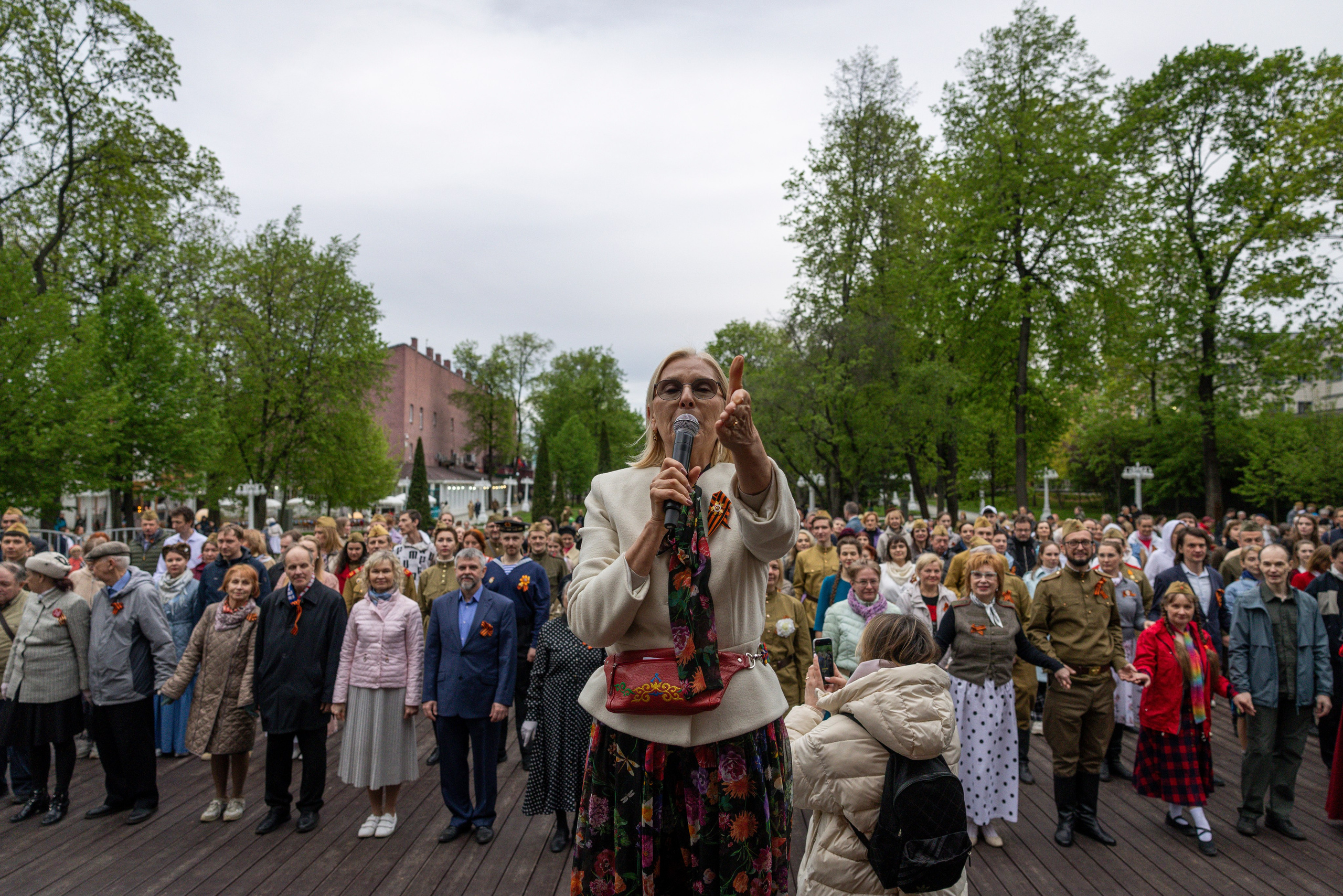 Бал Победы в саду Эрмитаж. Фотограф Сергей Ловкий