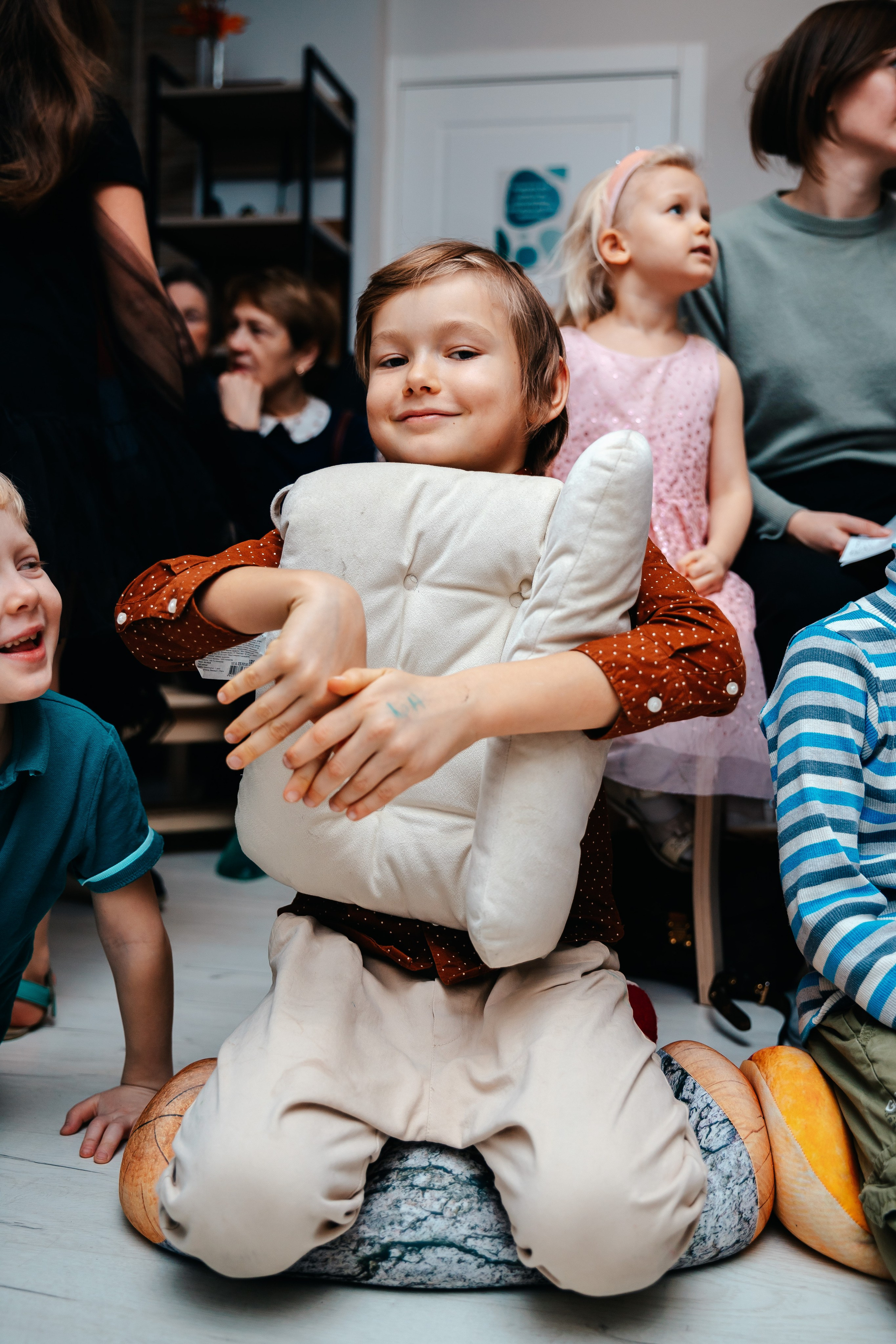 Новогодний утренник в Монтессори-школе. Семейный lifestyle фотограф в Санкт-Петербурге Людмила Пахомова