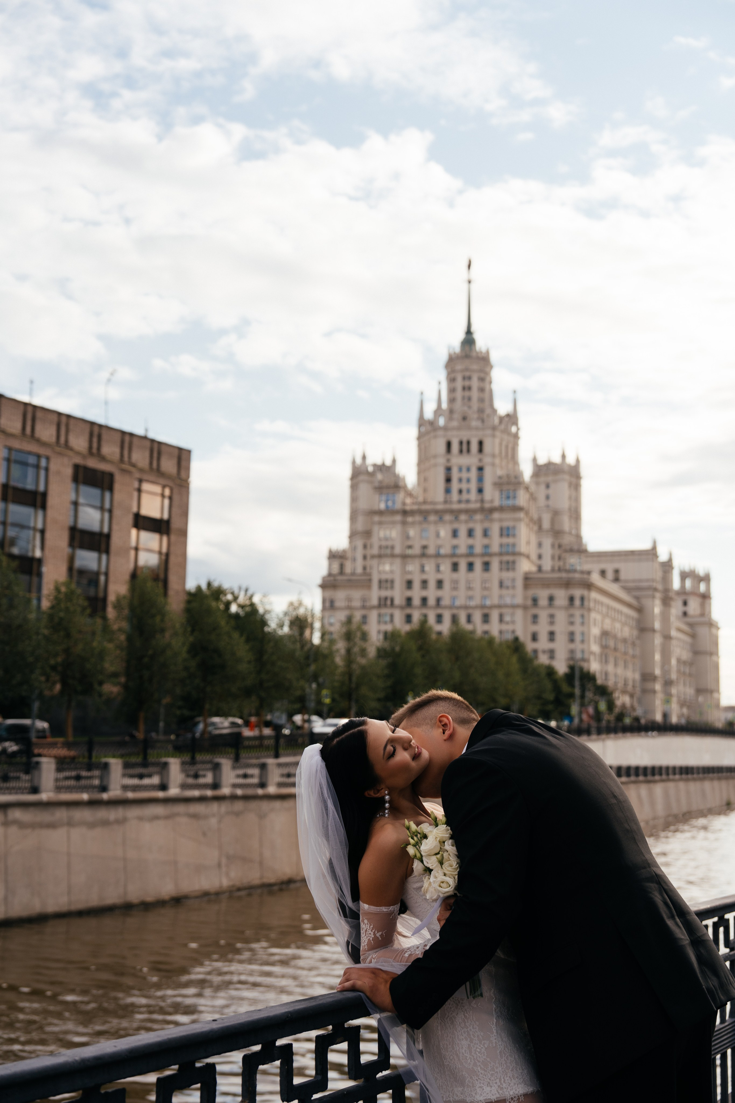 Свадебная фотосессия в Москве у высотки на Котельнической набережной. Свадебный фотограф в Москве Анна Полушина