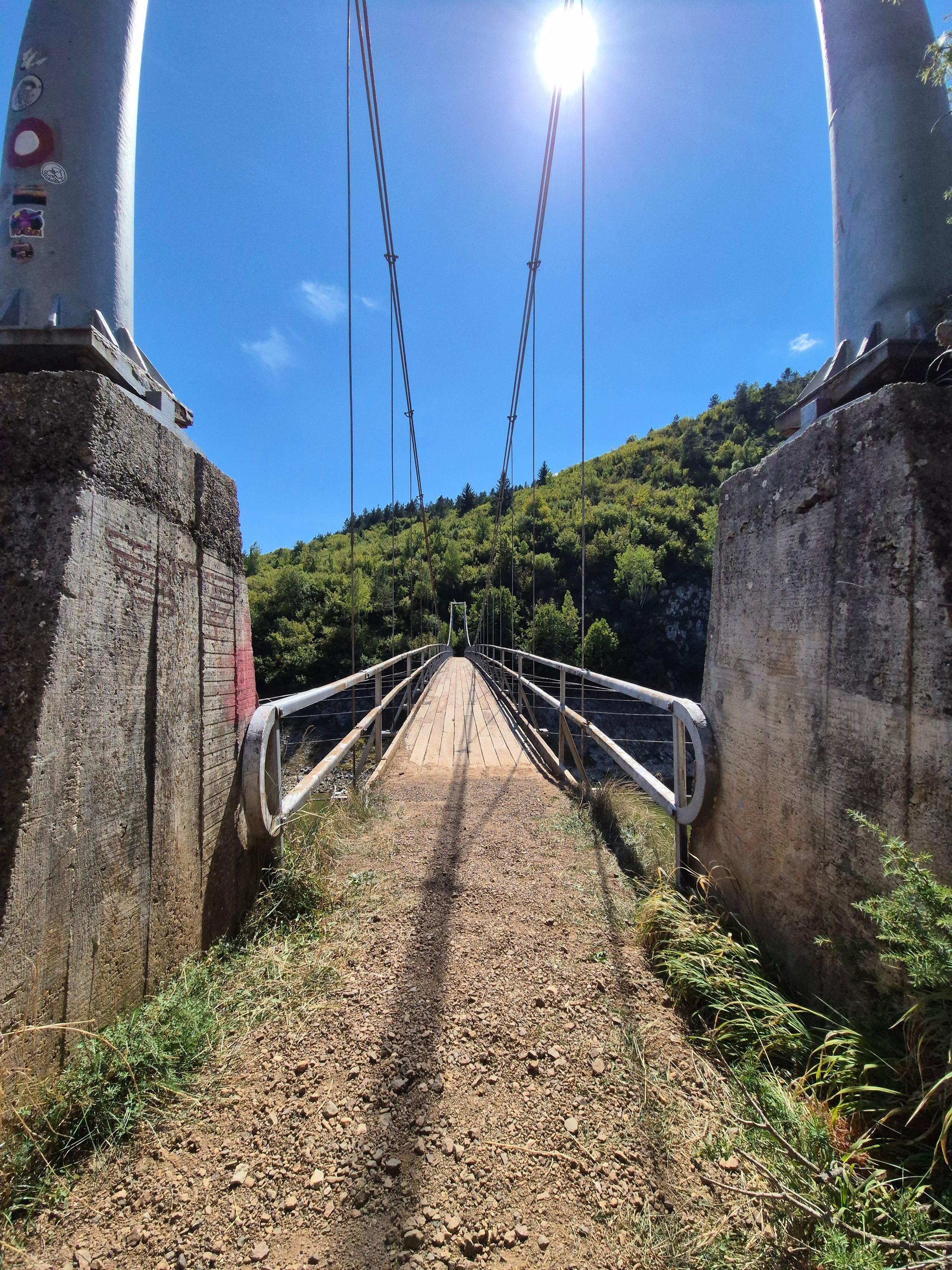 Подвесной мост через реку Увац. Длина - более 200 м