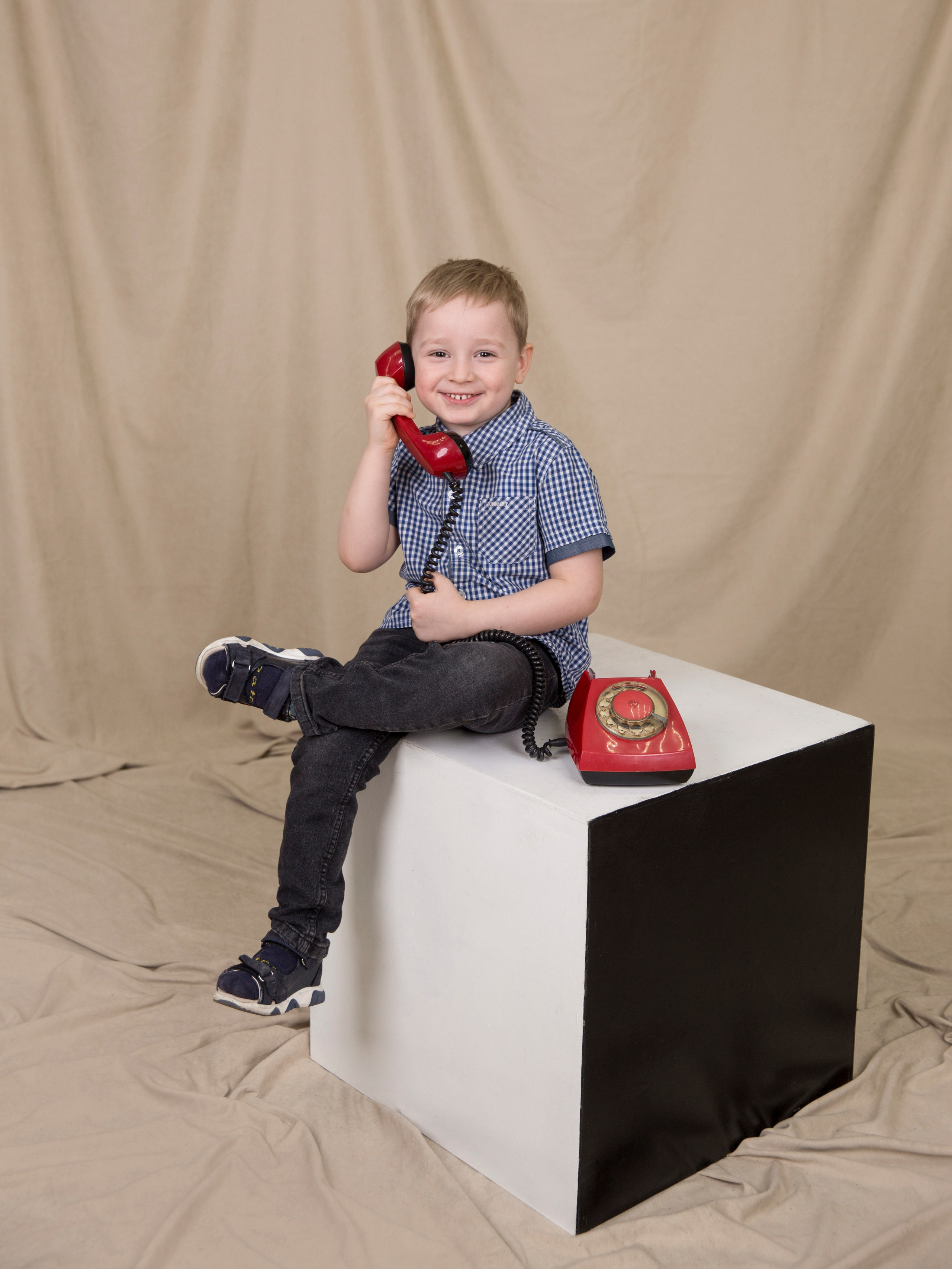 Общее фото в детском саду с выездным реквизитом в Тюмени. Выпускные альбомы в Тюмени для школ, садов, вузов спортивных секций