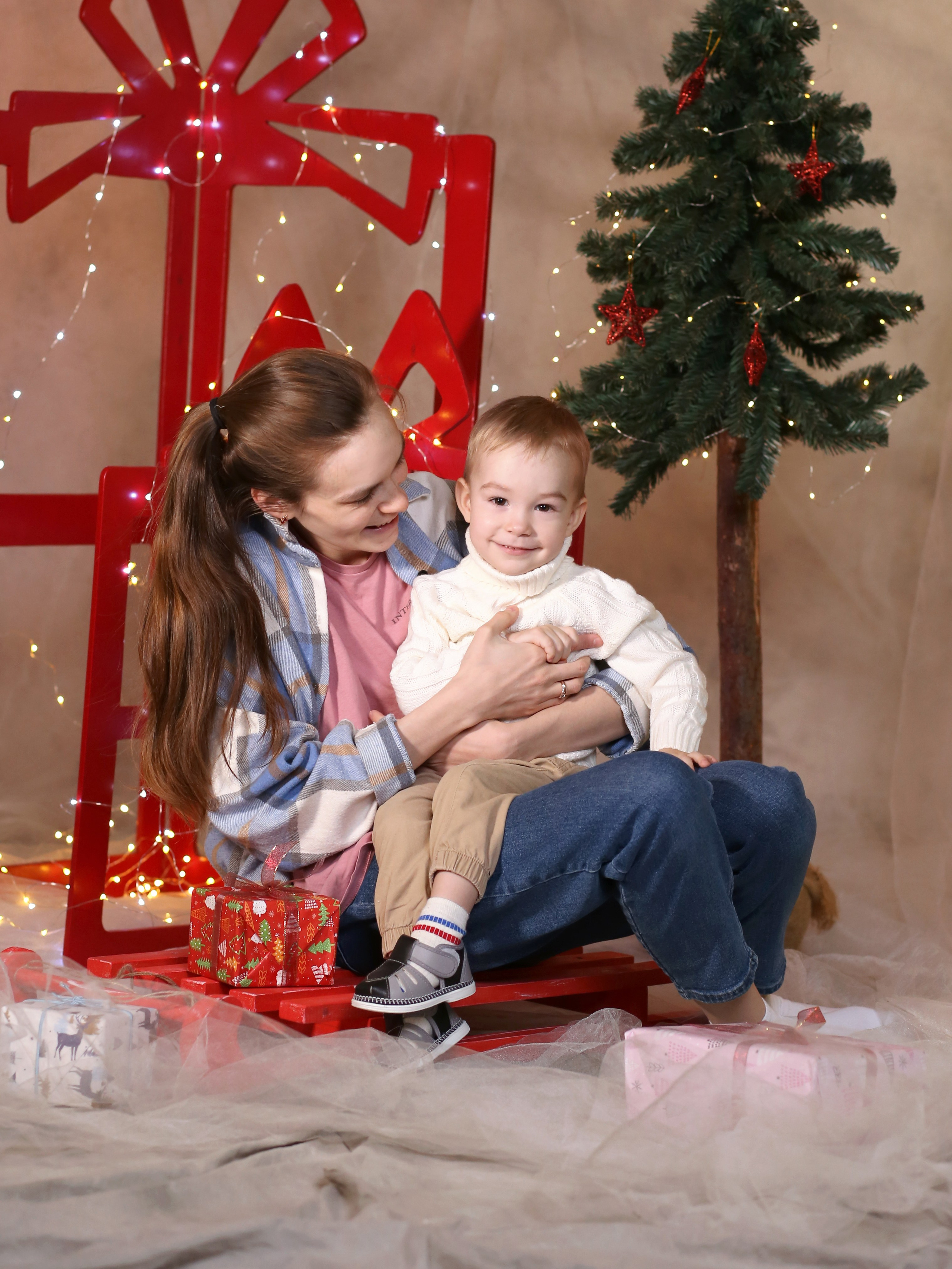 Общее фото в детском саду с выездным реквизитом в Тюмени. Выпускные альбомы в Тюмени для школ, садов, вузов спортивных секций