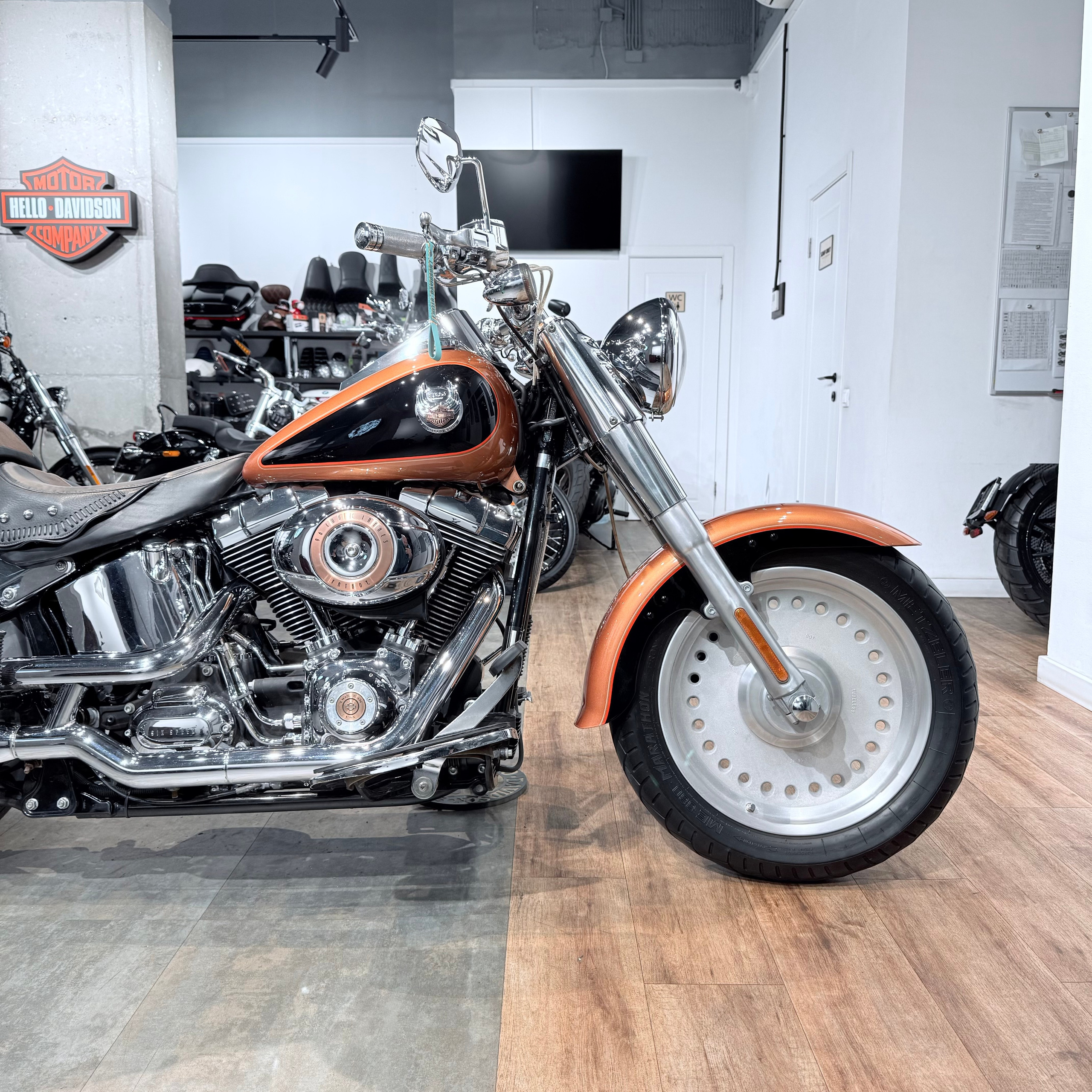 Купить Harley-Davidson 2008 Fat Boy 105 Yеаrs Аnnivеrsary (Softail/Dyna) — подробнее на сайте. Hello Davidson, Москва. Только хорошие мотоц