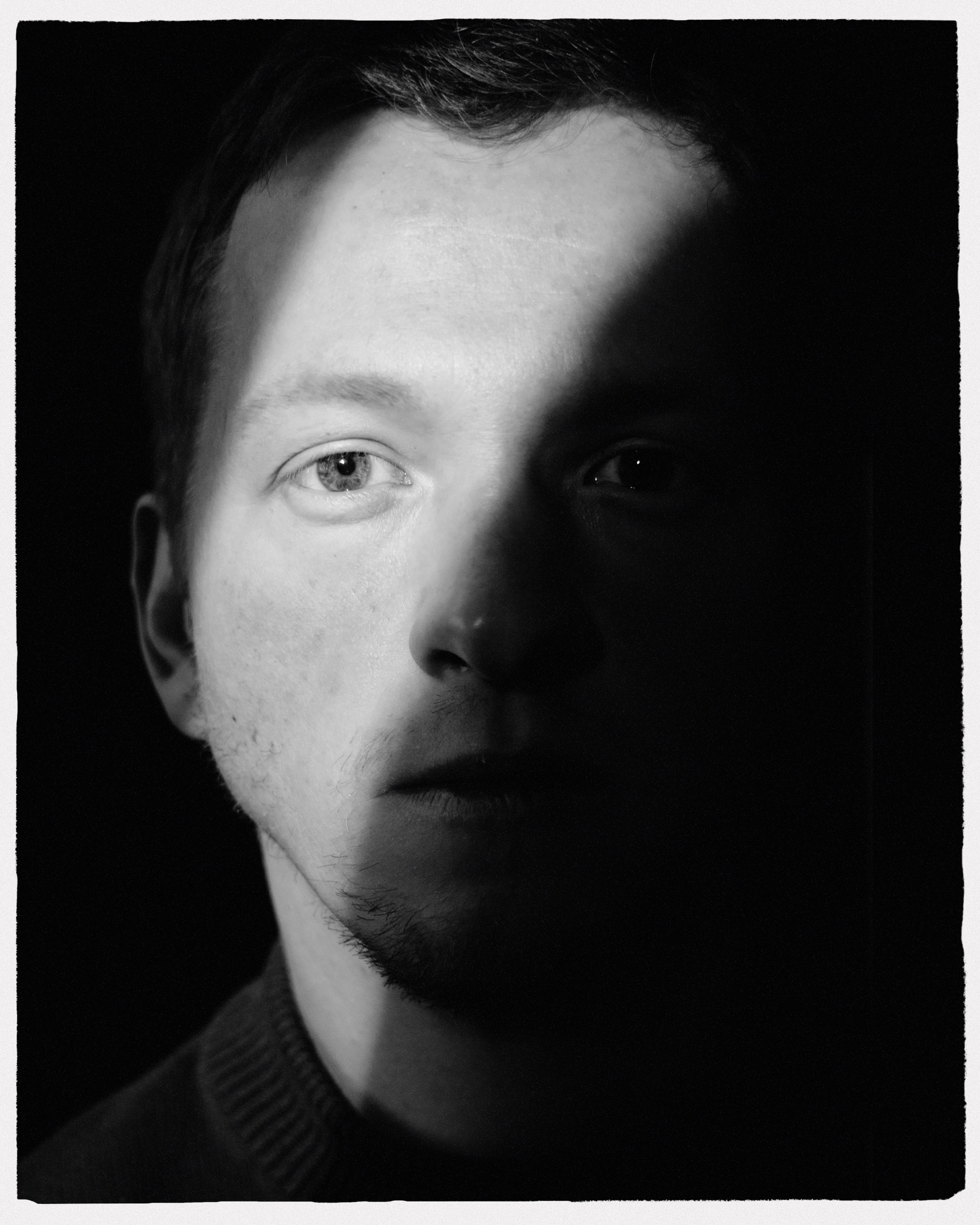 Мужской портрет с полоской света по диагонали