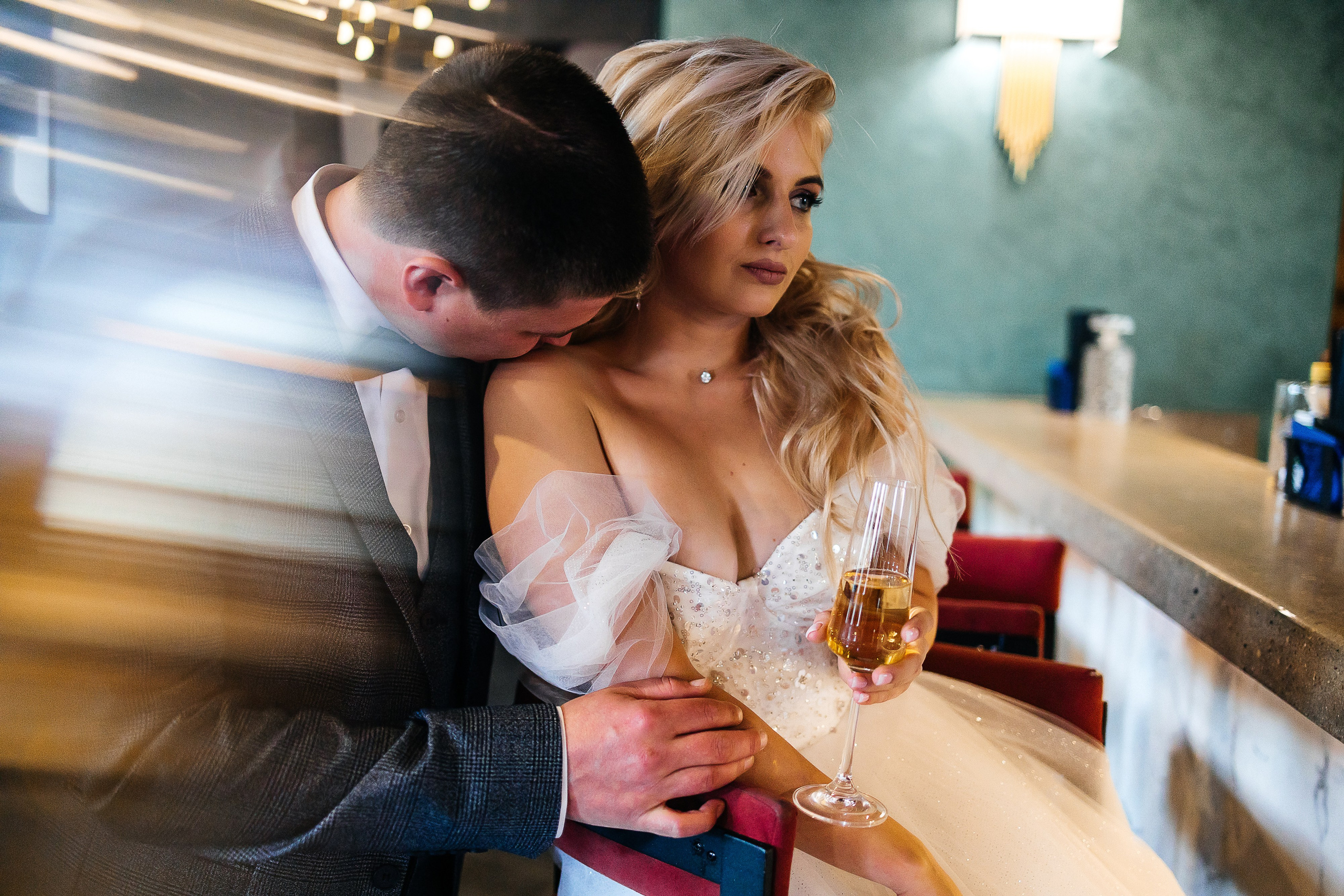 Стильная фотосессия пары в интерьерах ресторана. Олег Сверчков | Свадебный фотограф Вологда