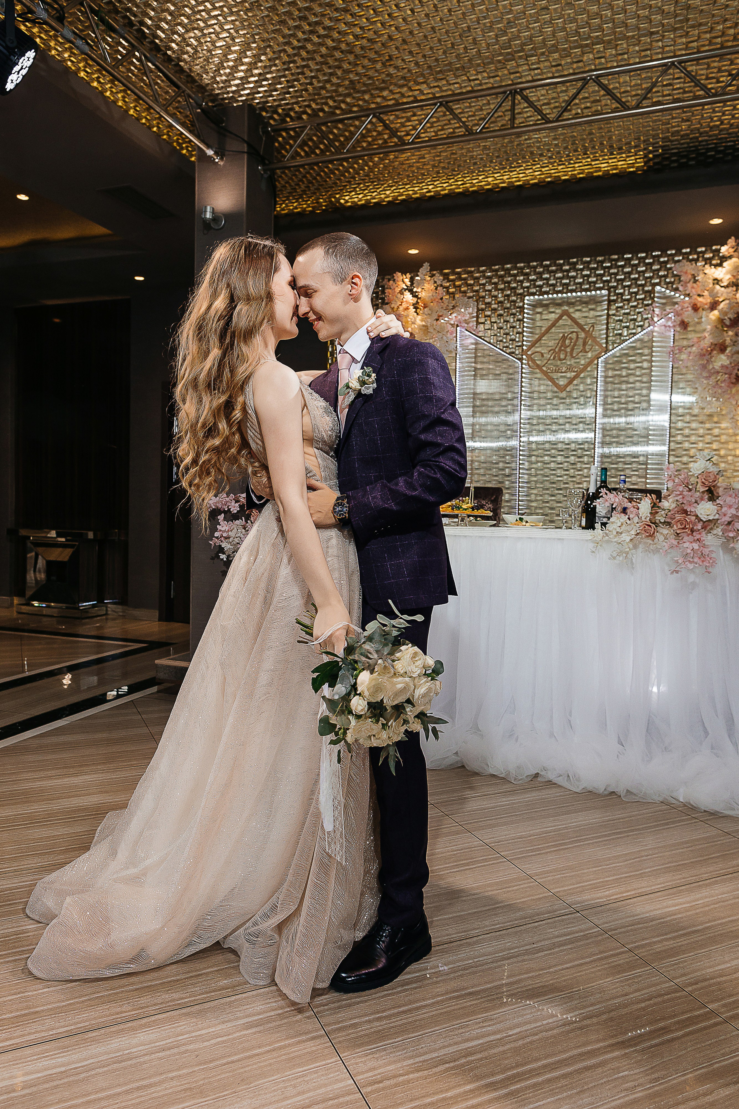 Роскошная выездная церемония в отеле. Олег Сверчков | Свадебный фотограф Вологда