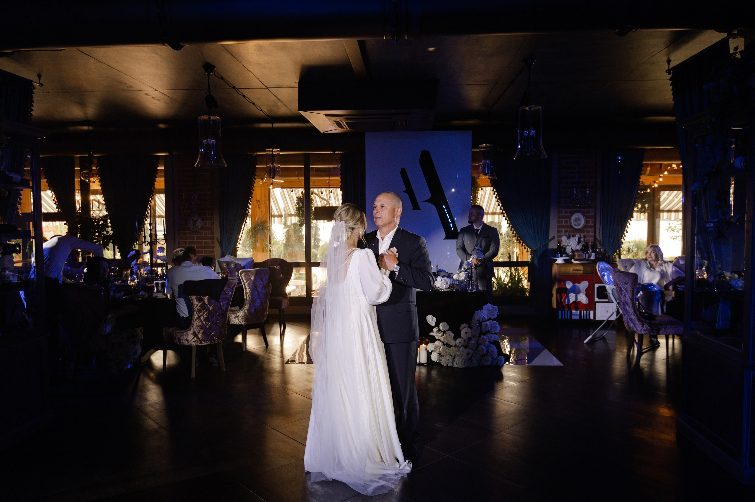 Свадебная фотосессия в отеле Hayat Regency Rostov. Свадебный фотограф в Ростове Максимов Максим