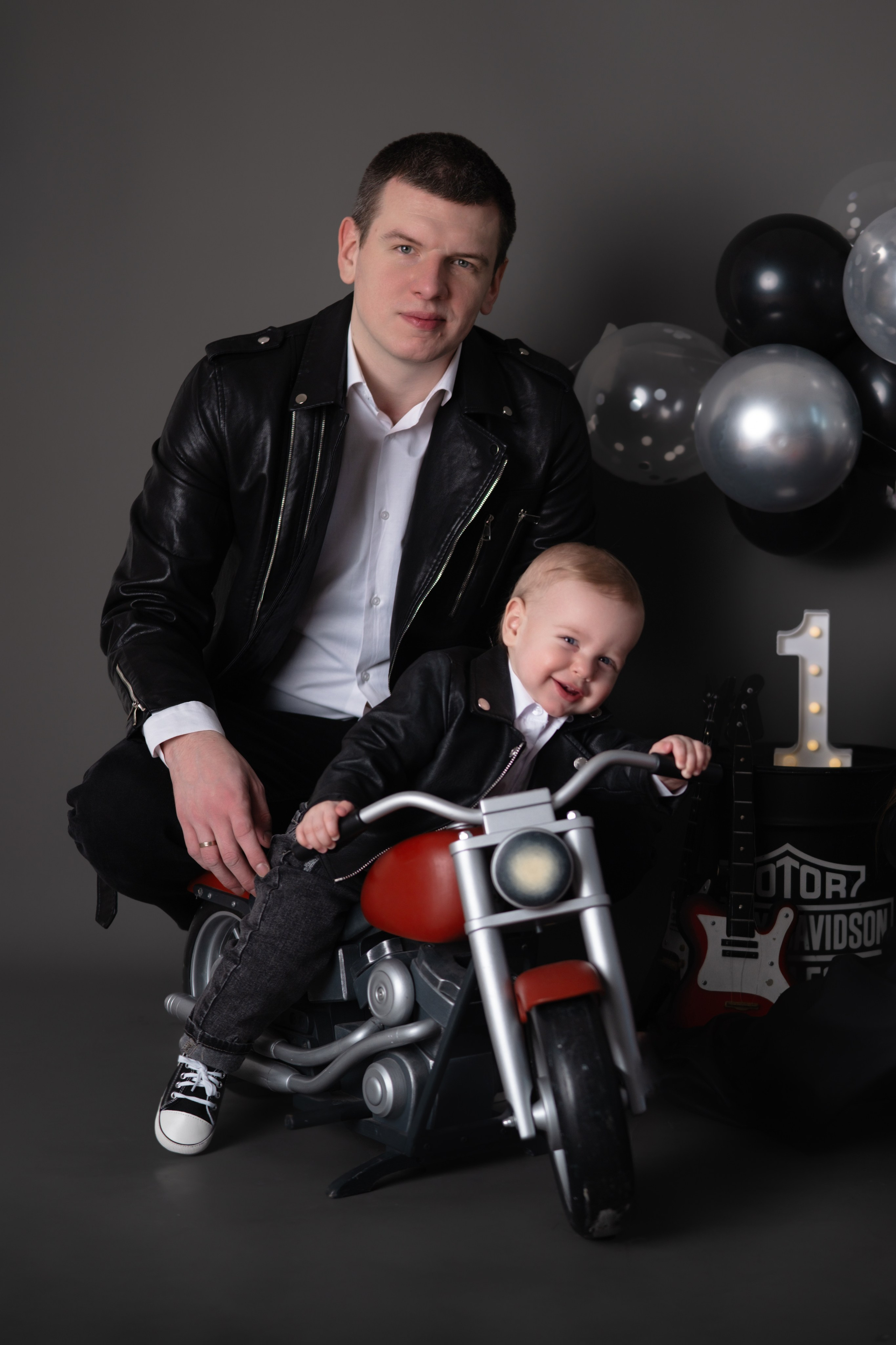 Годик Максиму и Кириллу. Семейный детский ньюборн фотограф в Москве Марта Петрова