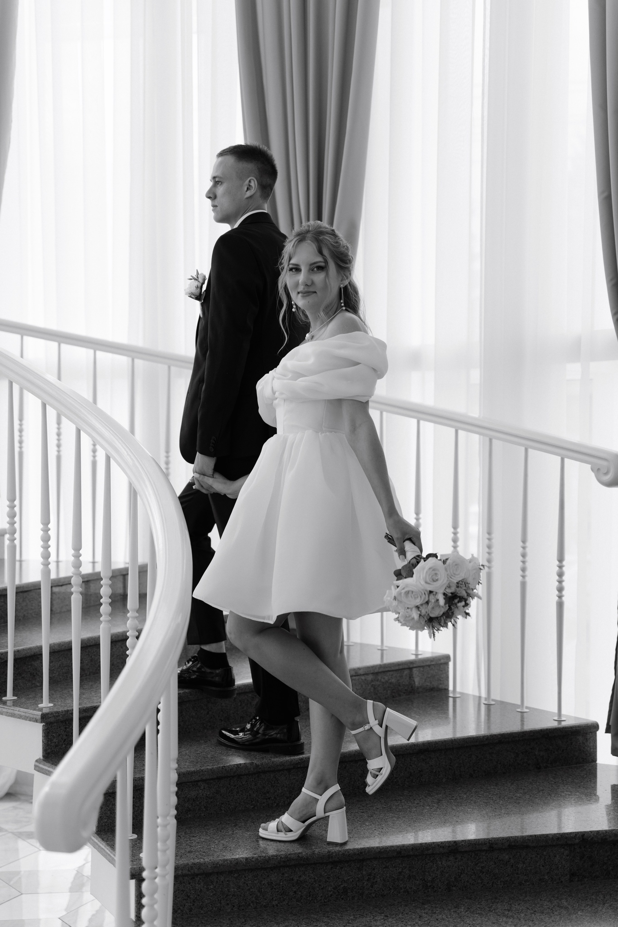 Дворец бракосочетания Новосибирска фотосессия на лестнице свадебная