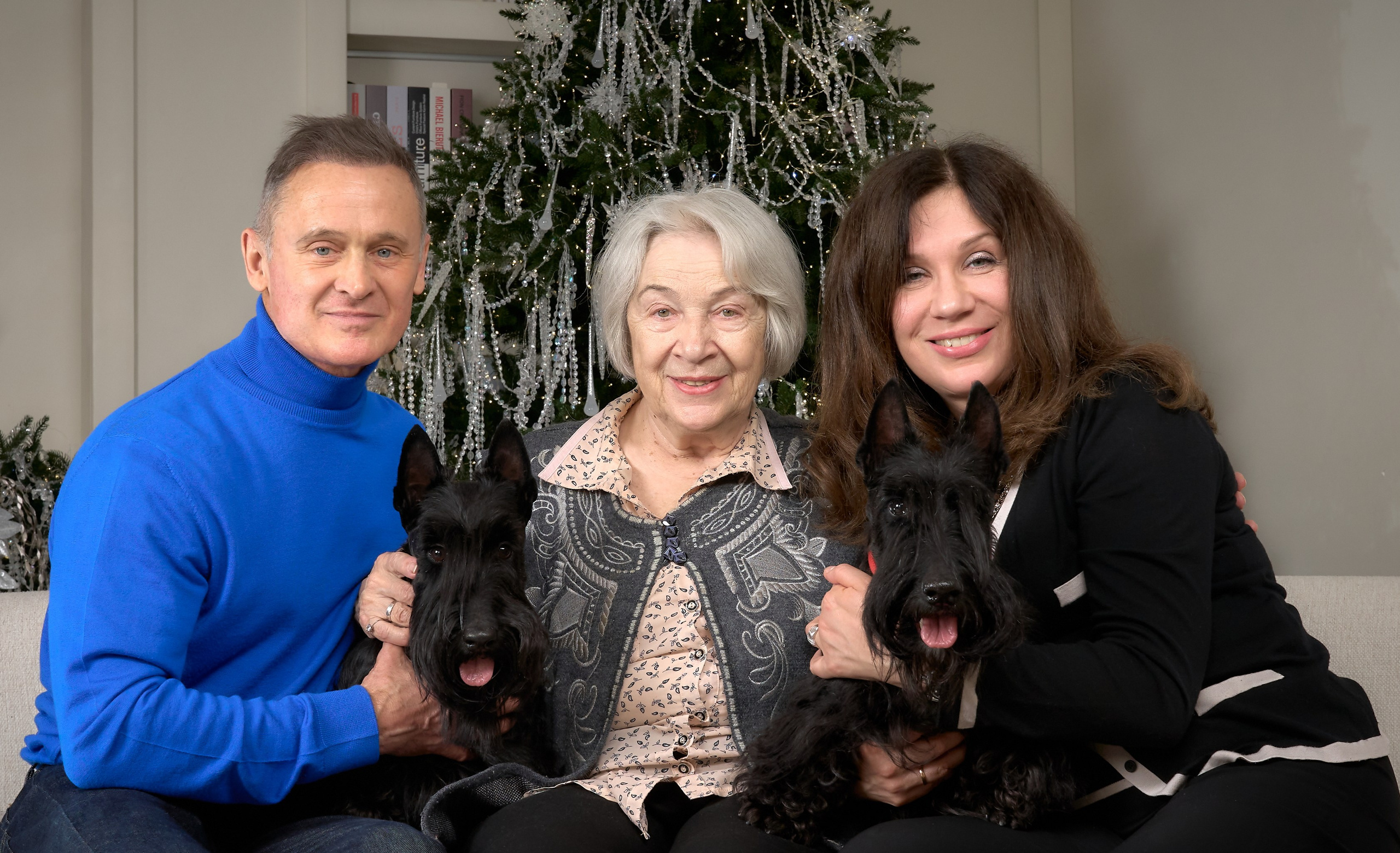 Семейная съемка с собаками в студии