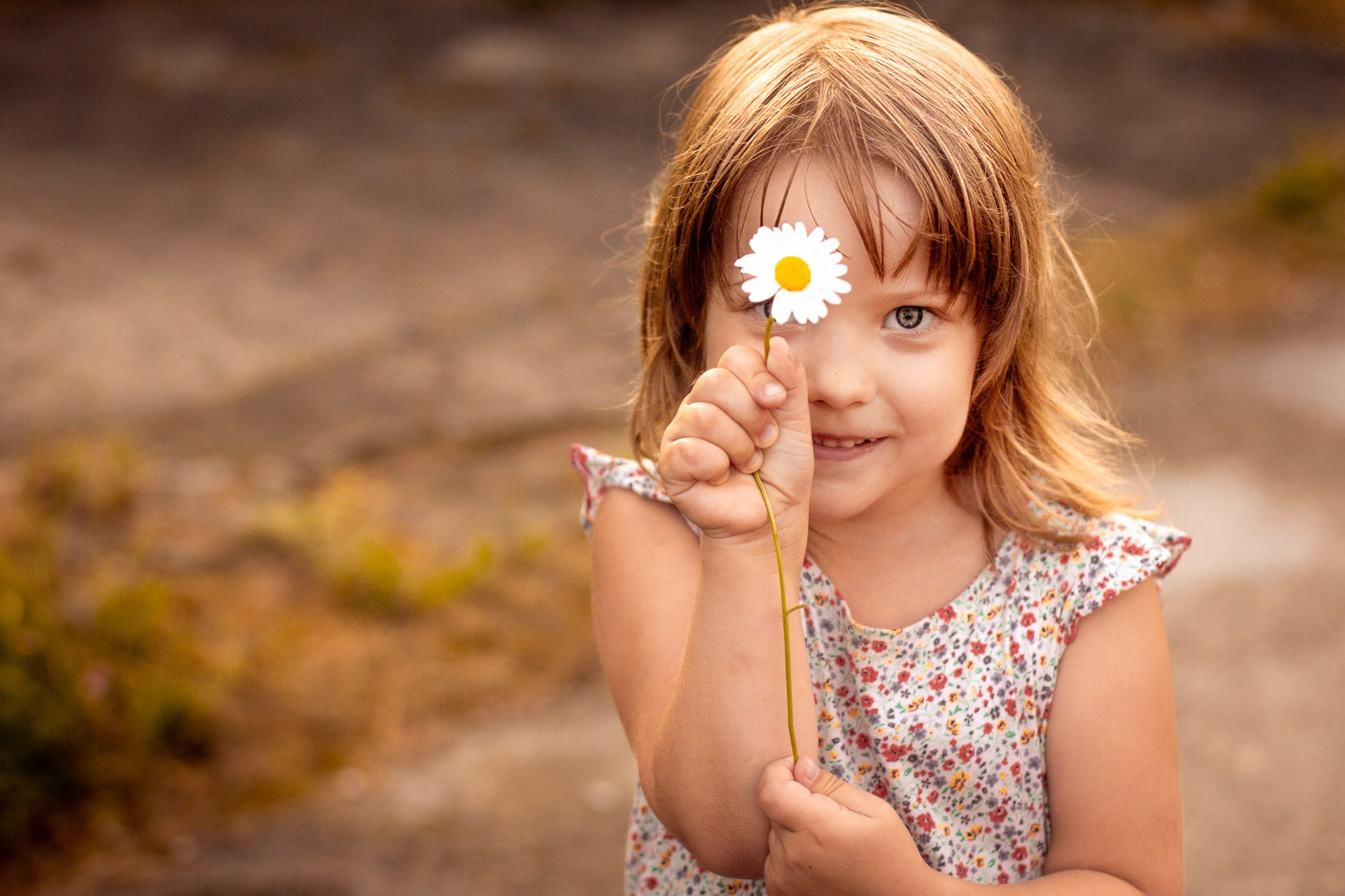 Маленькая жительница Швеции в гостях у бабушки. SaGaFOTO.ru