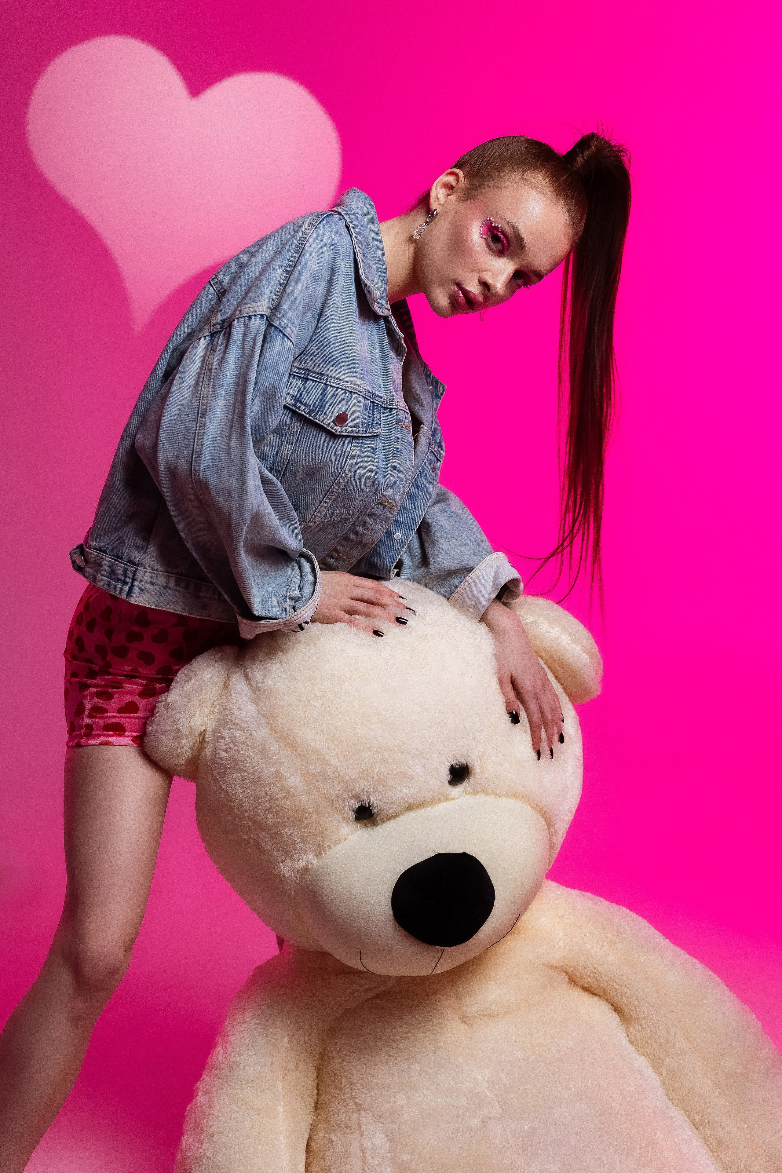 идея фотосессия на 14 февраля, день всех влюблённых, цветной свет, маски габо, 14 февраля, ростовой медведь