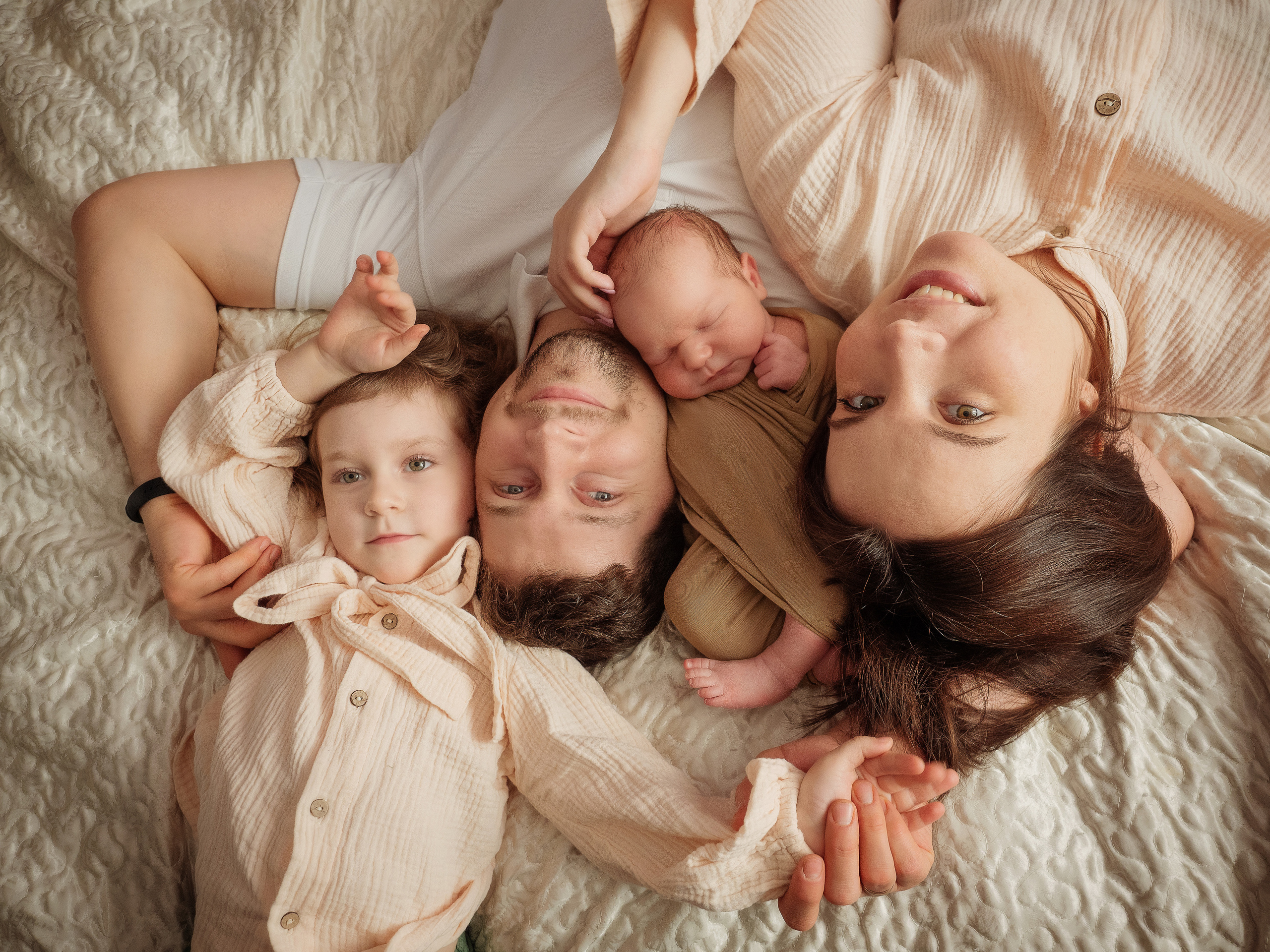 Фотосессия новорожденного своими руками можно без позирования, но лучше доверить профессионалу.