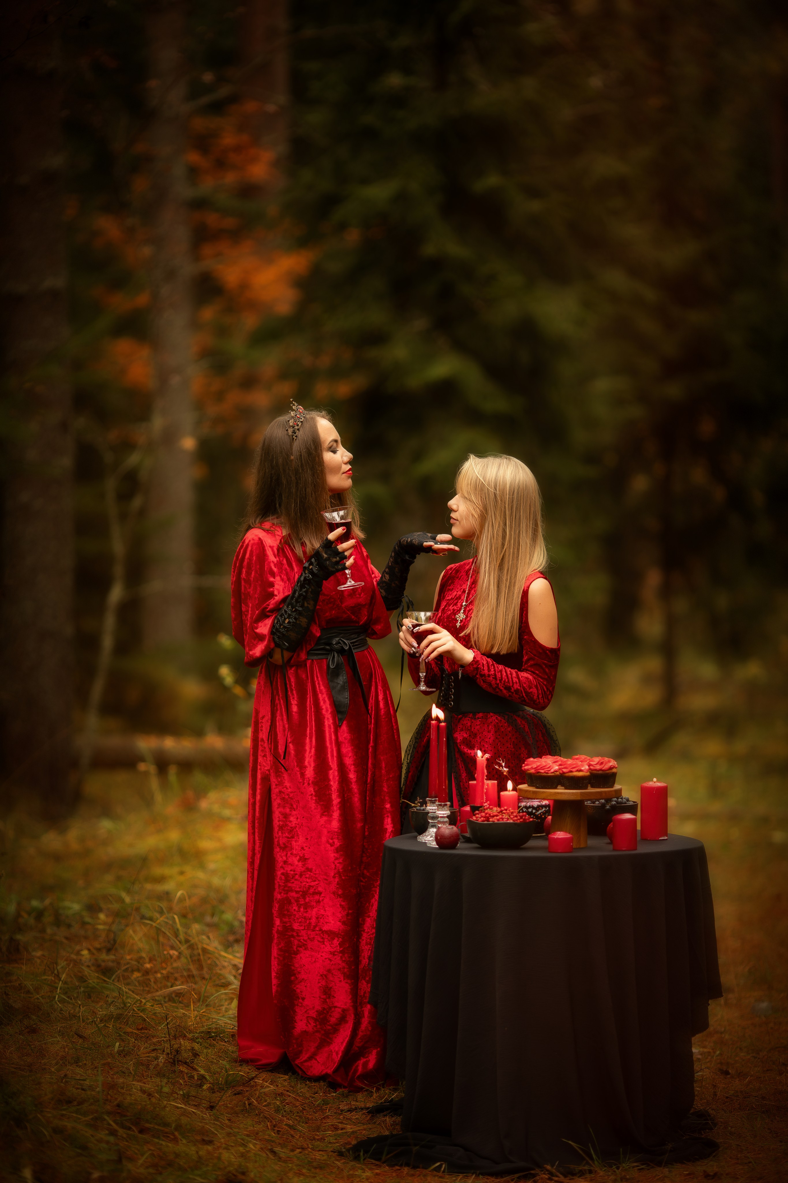 Фотопроект «Вампиры» — тёмная эстетика, осень и красный свет. Фотограф Анна Грошикова — авторская съёмка на рассвете и закате в Москве, Мытищах, Солнечногорске и Московской области