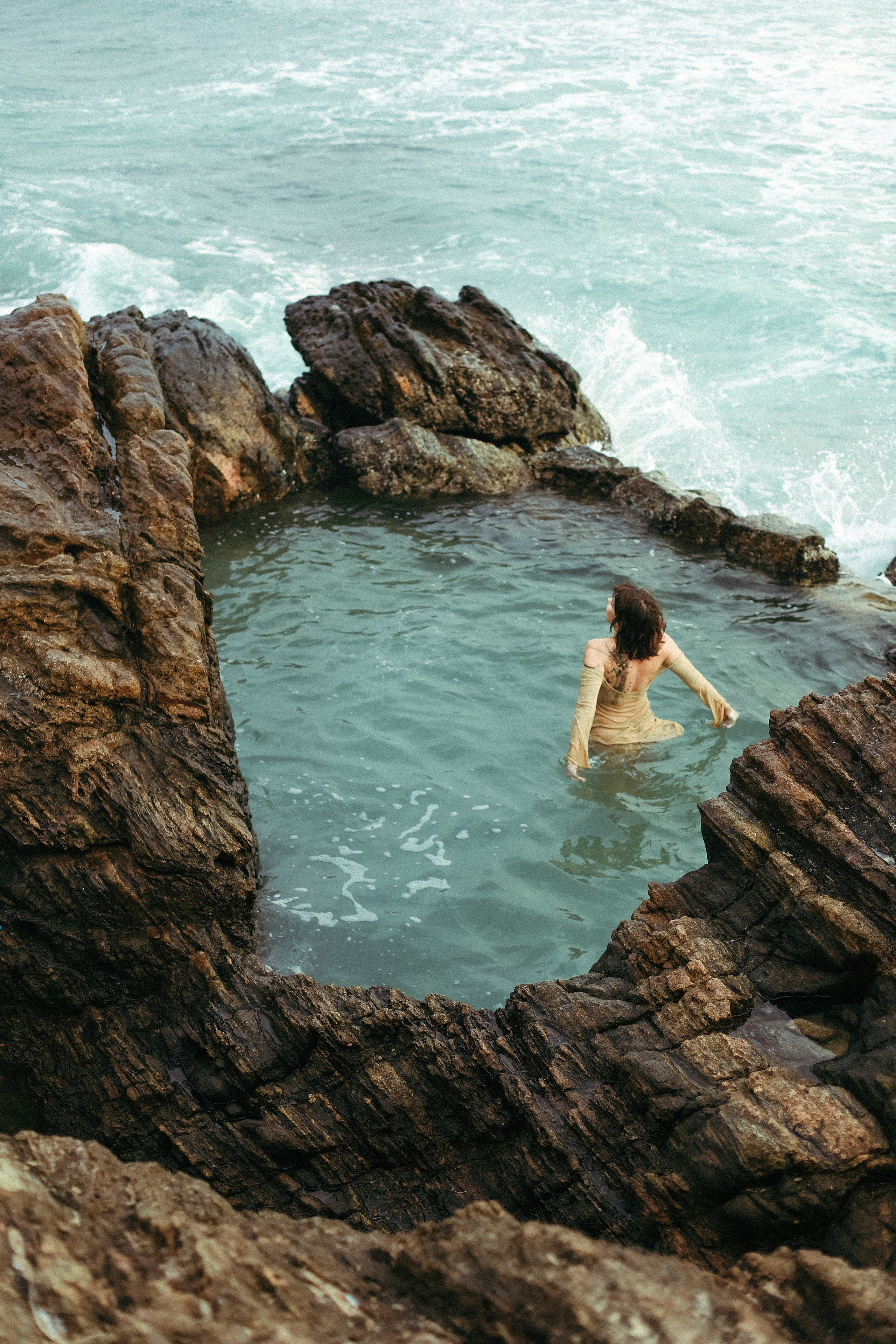 Эстетичные кадры на закате: девушка в прозрачном платье на камнях у отеля Naomi Beach | Нюд-фото. Фотограф на Шри-Ланке