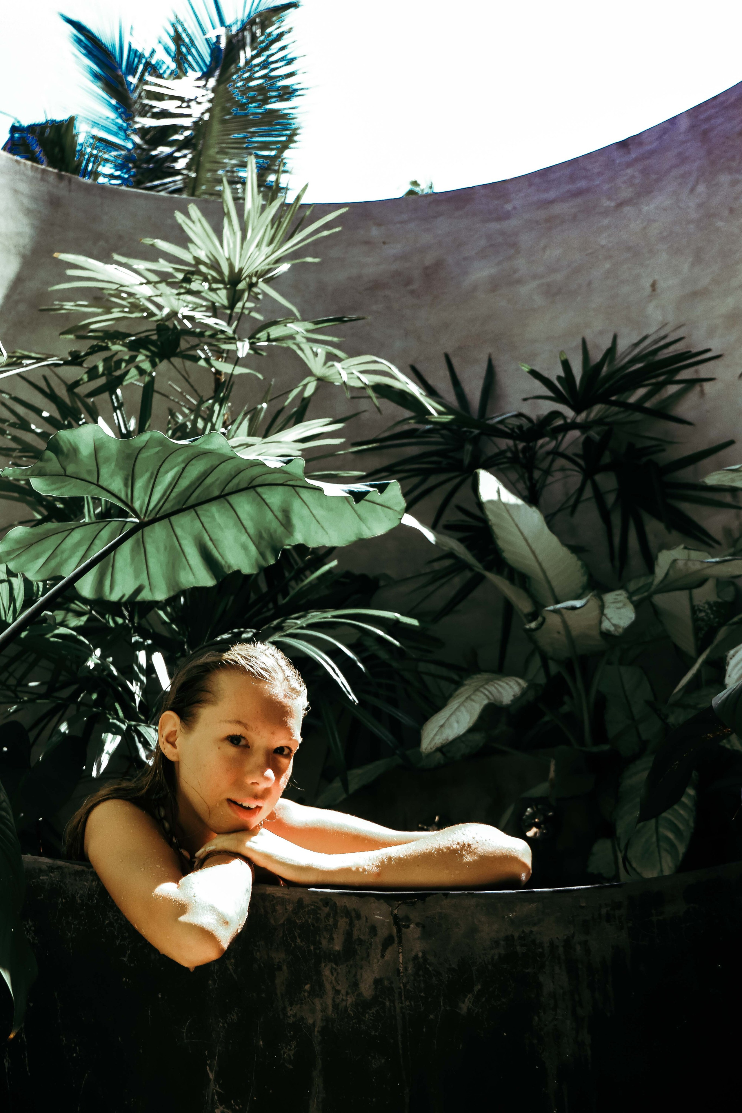 Эстетичная ню-фотосессия у бассейна в вилле Nirbana (Ахангама) | Яркие кадры с водой. Фотограф на Шри-Ланке