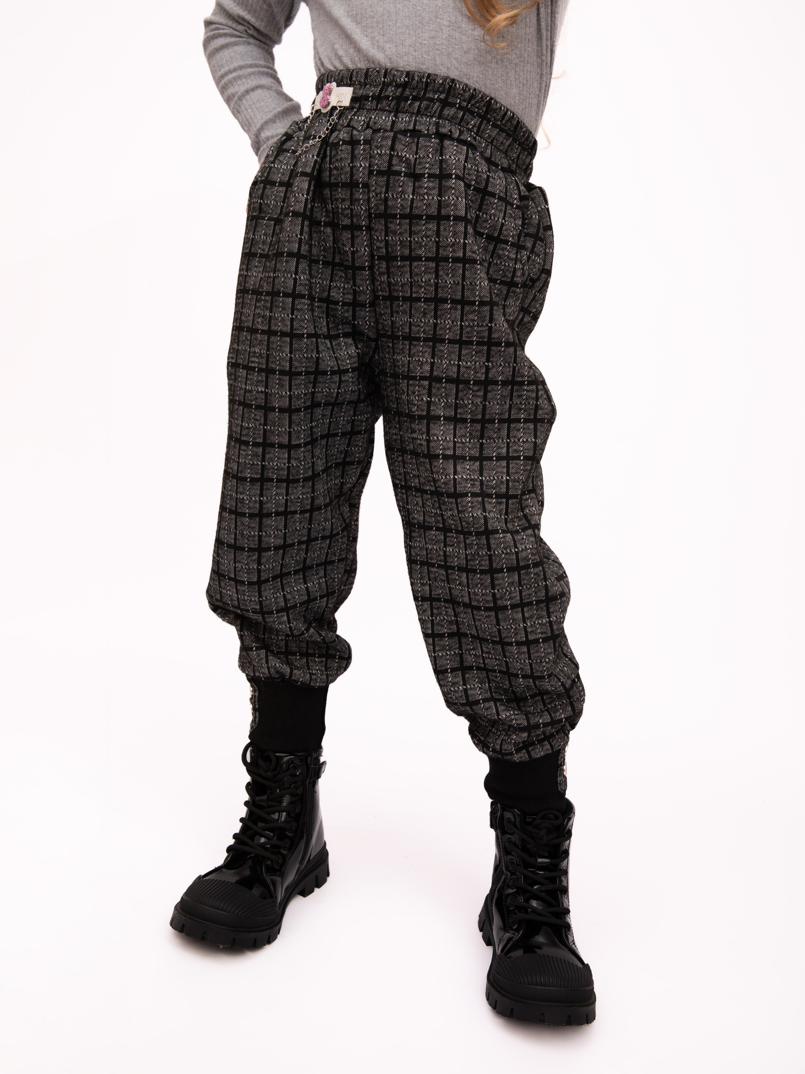 Детские брюки. Фотостудия предметной и модельной съёмки для маркетплейсов