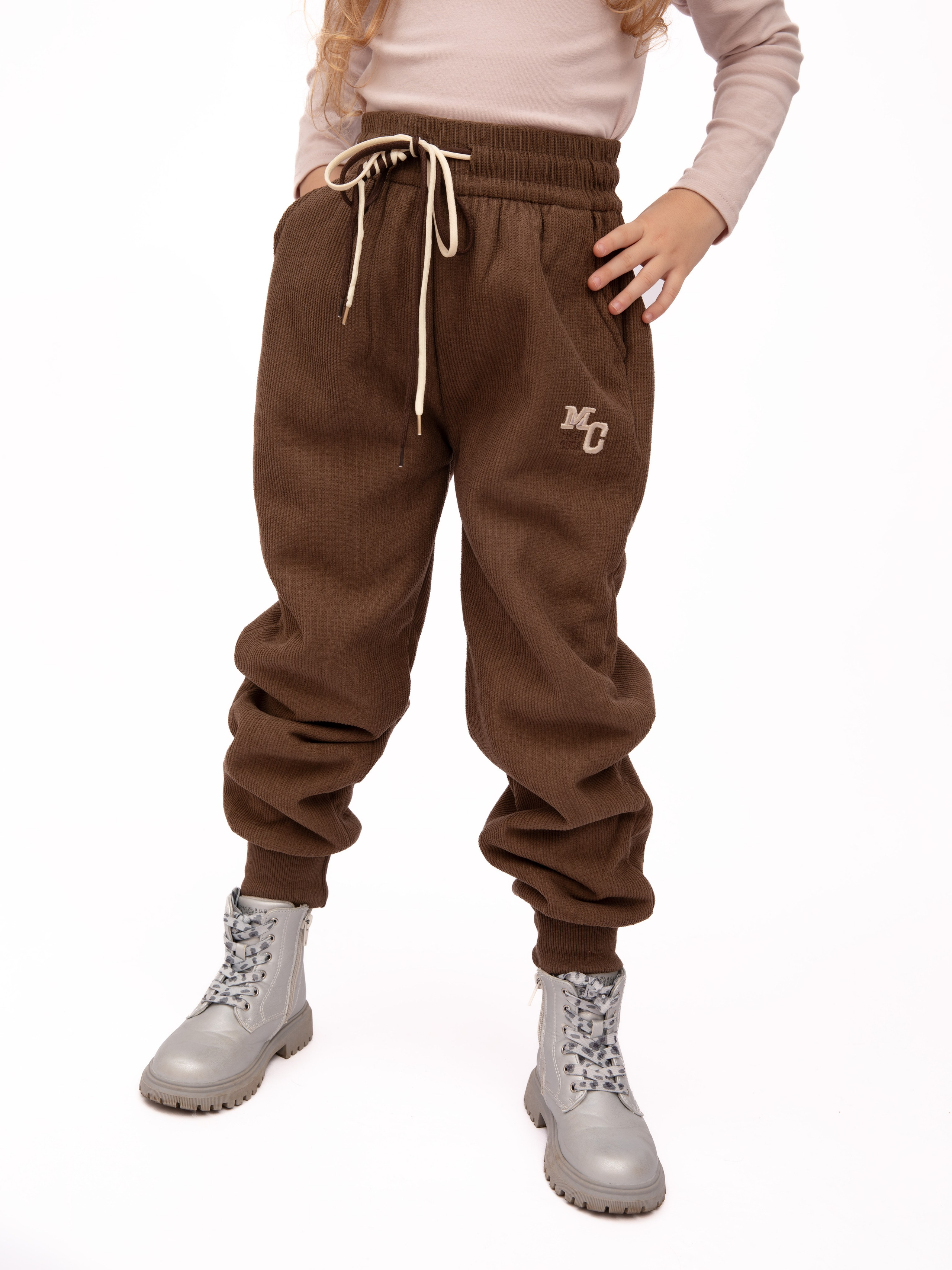 Детские брюки. Фотостудия предметной и модельной съёмки для маркетплейсов