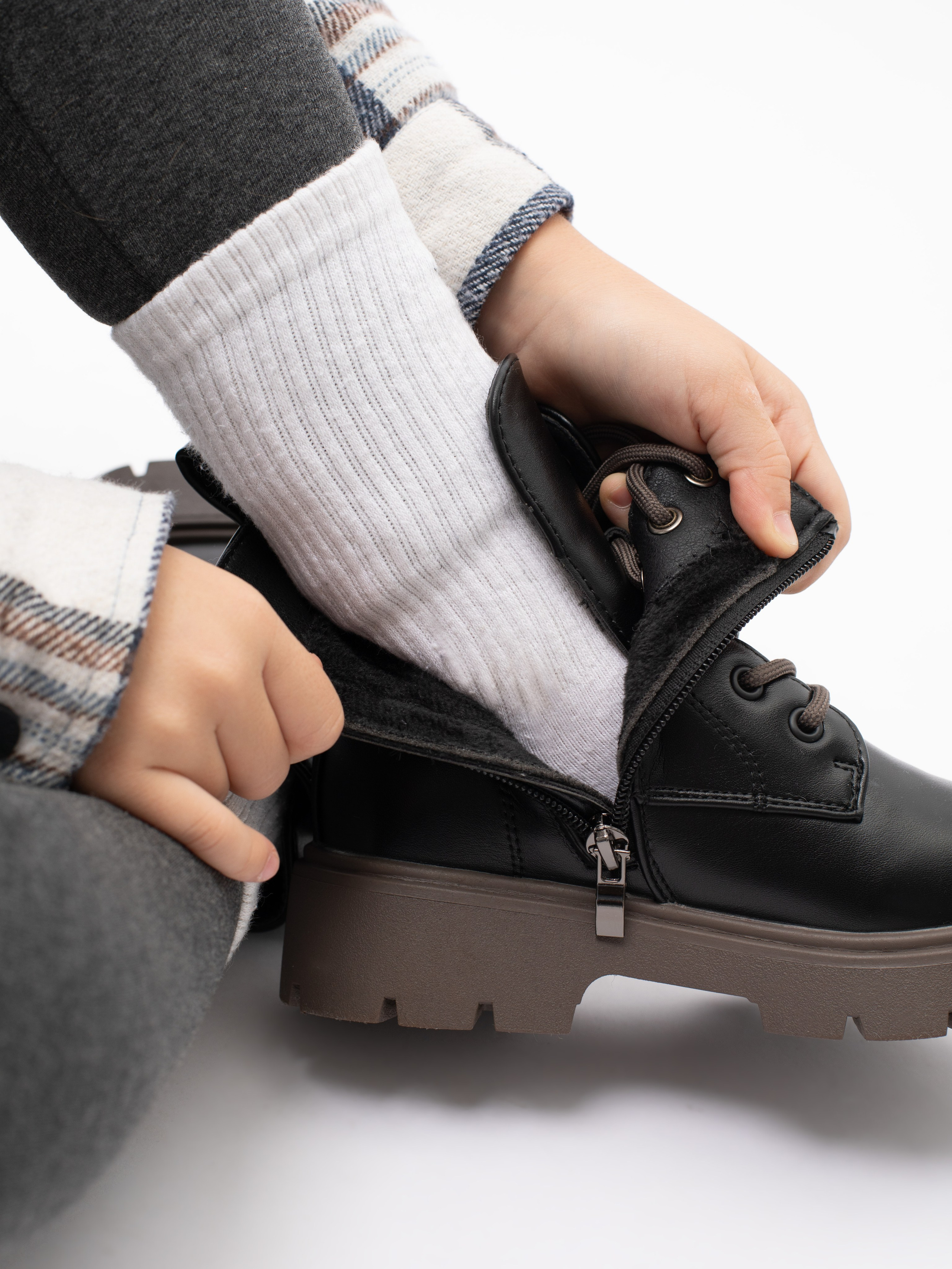 Ботинки для девочки. Фотостудия предметной и модельной съёмки для маркетплейсов