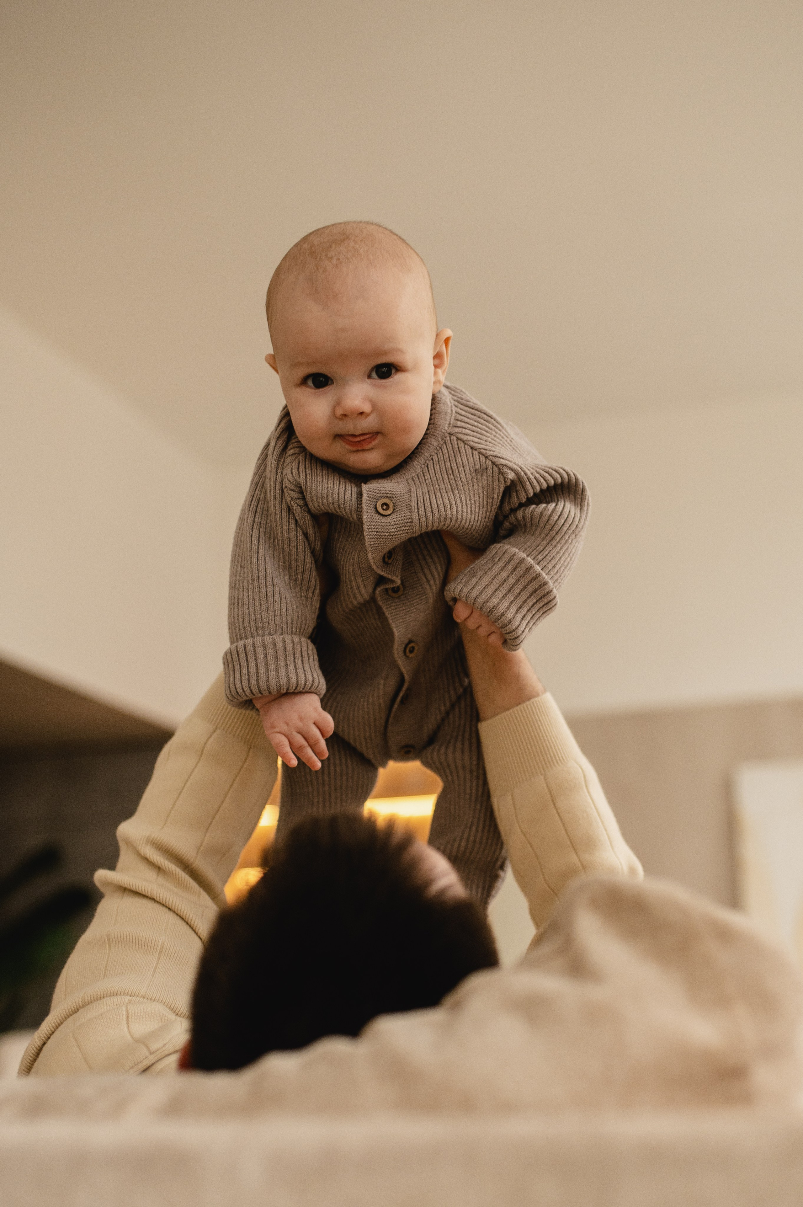 Новогодняя фотосессия в студии с малышом 6 месяцев в Бутово. Семейная фотосессия Бутово Москва фотограф Алина Морщагина