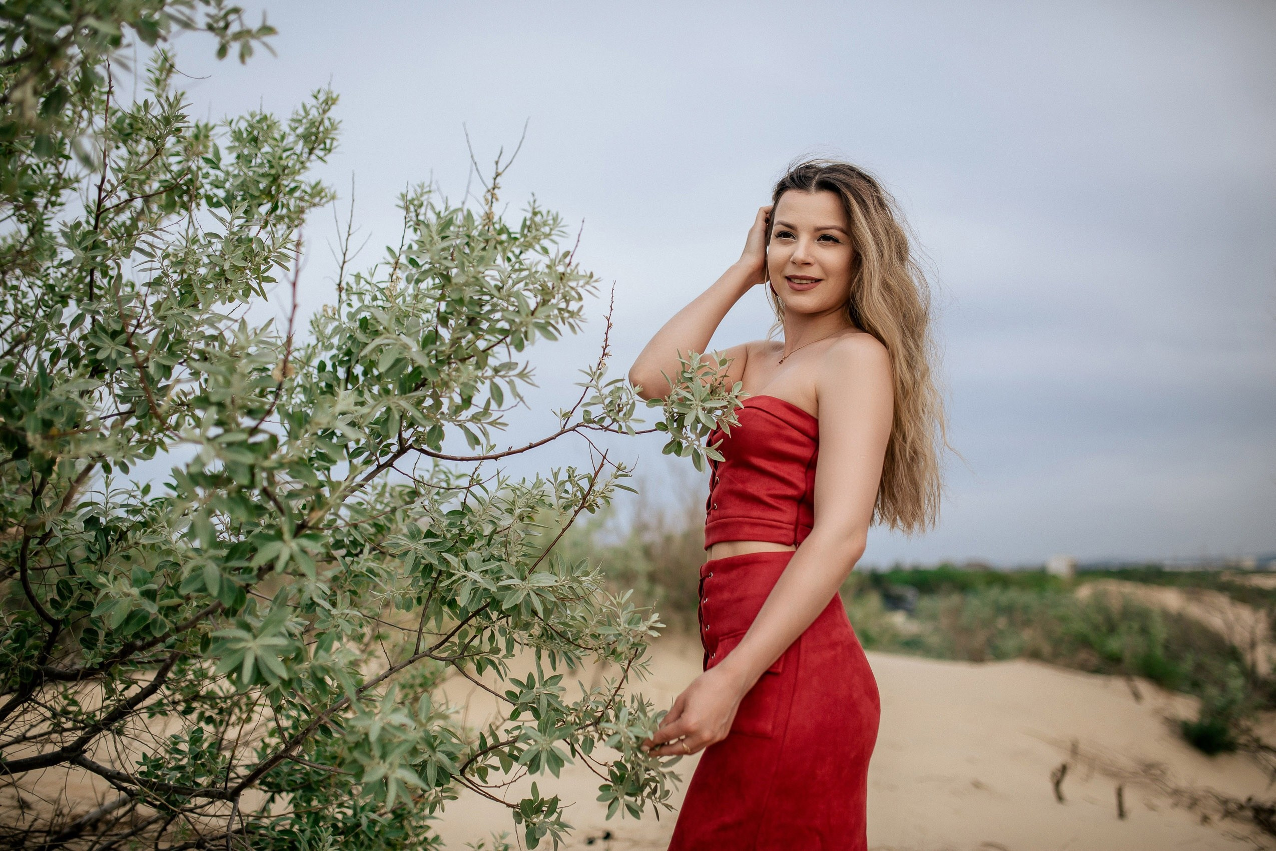 Позы для девушки на фотосъёмке в песках Джемете