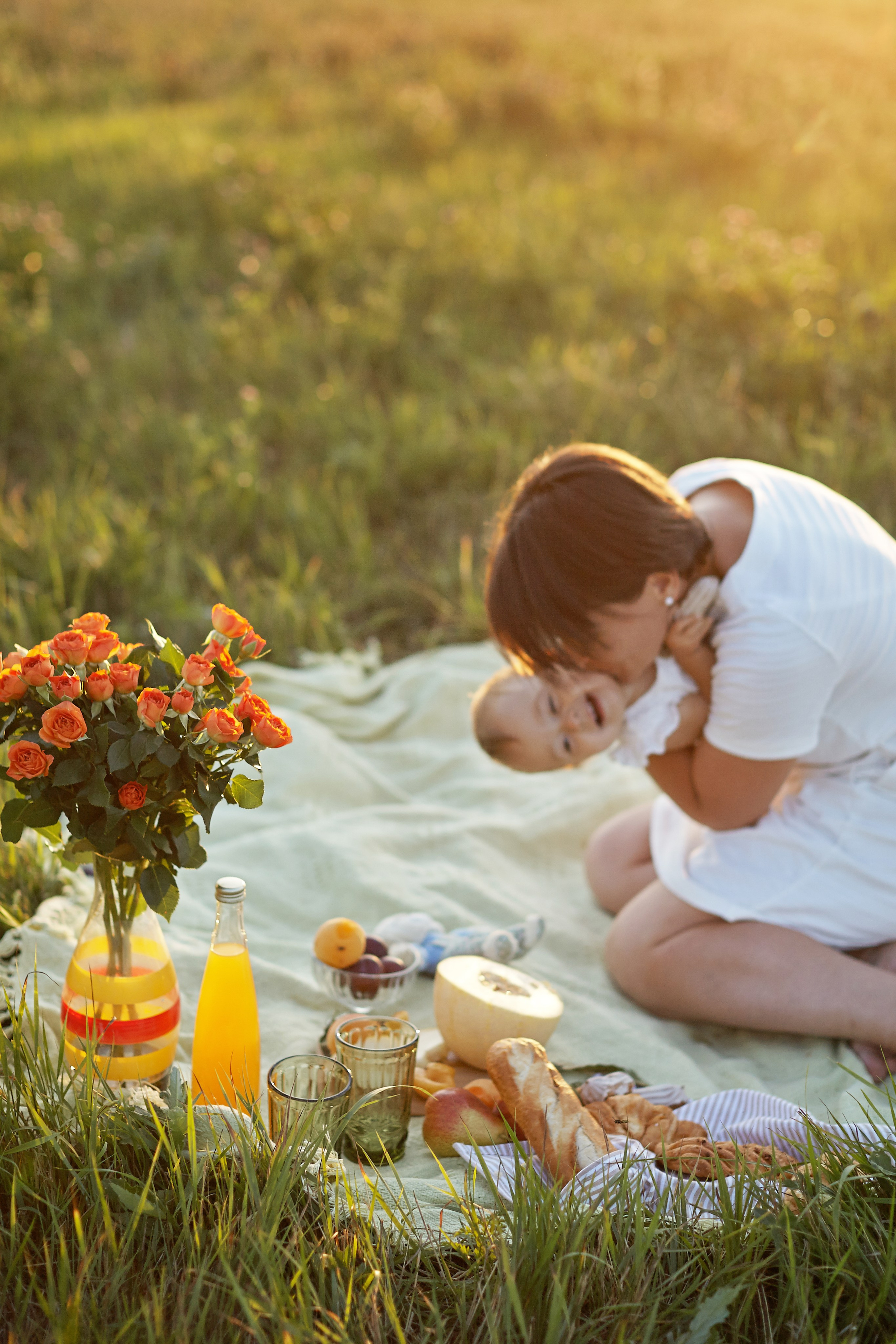 Мама с дочкой в поле на закате. Фотограф Ольга Ефремова