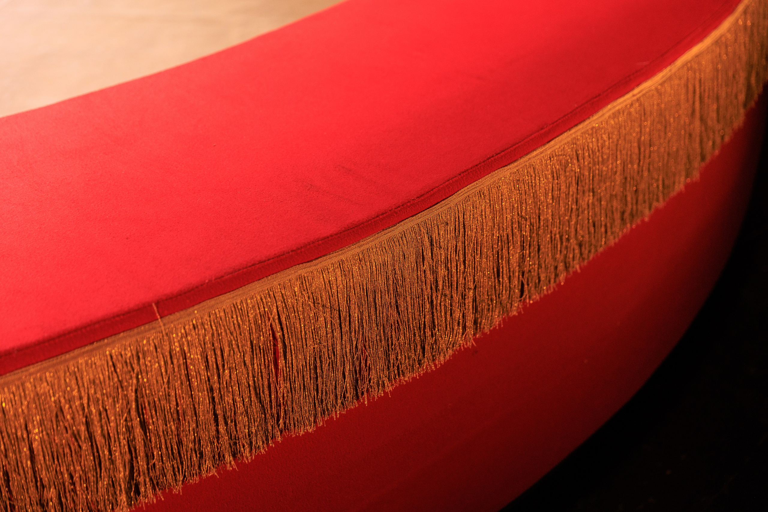 Объемная и прорезная аппликация на театральных декорациях. История занавеса. Превращаем идею в технологию