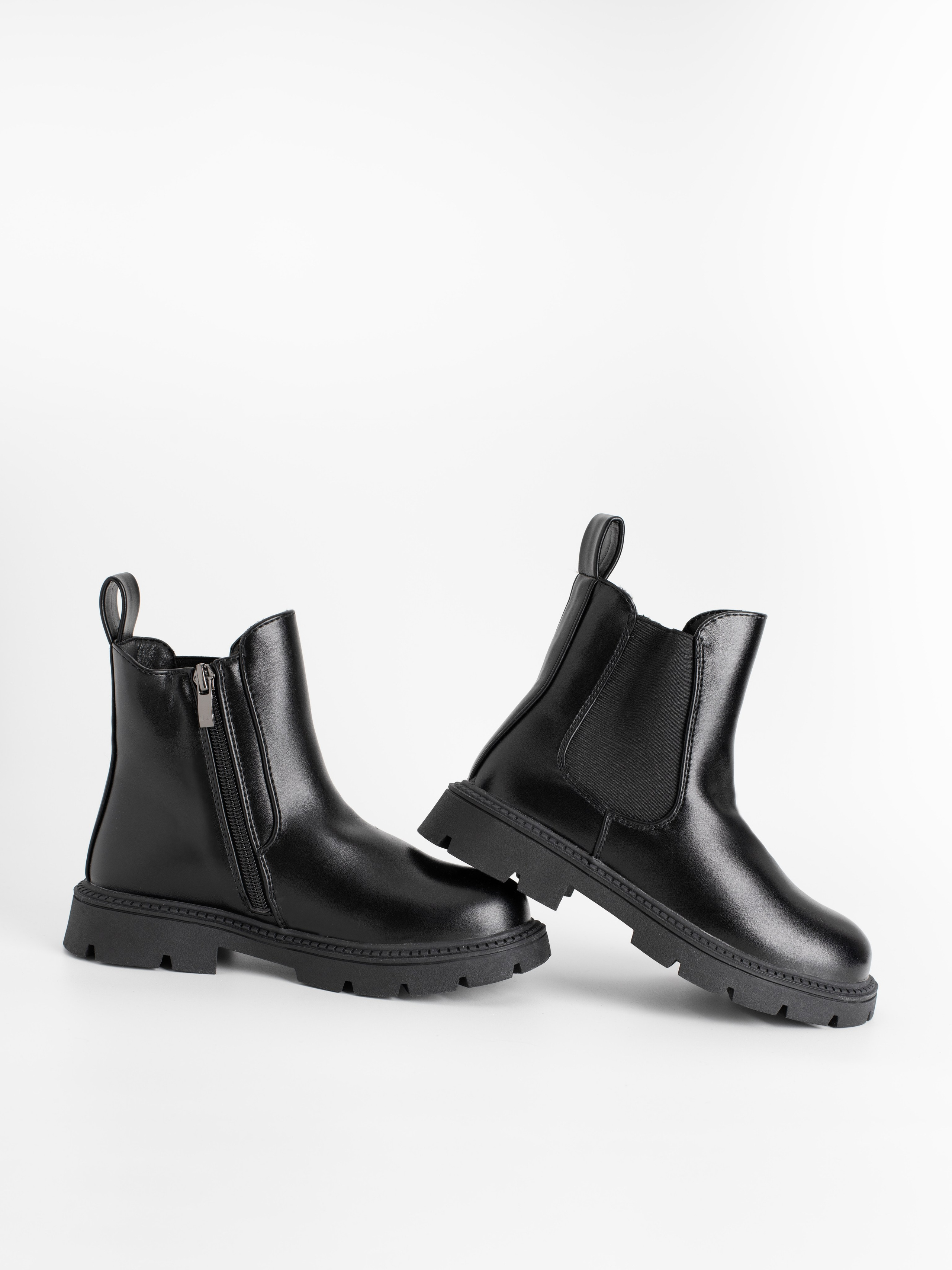 Ботинки для девочки. Фотостудия предметной и модельной съёмки для маркетплейсов