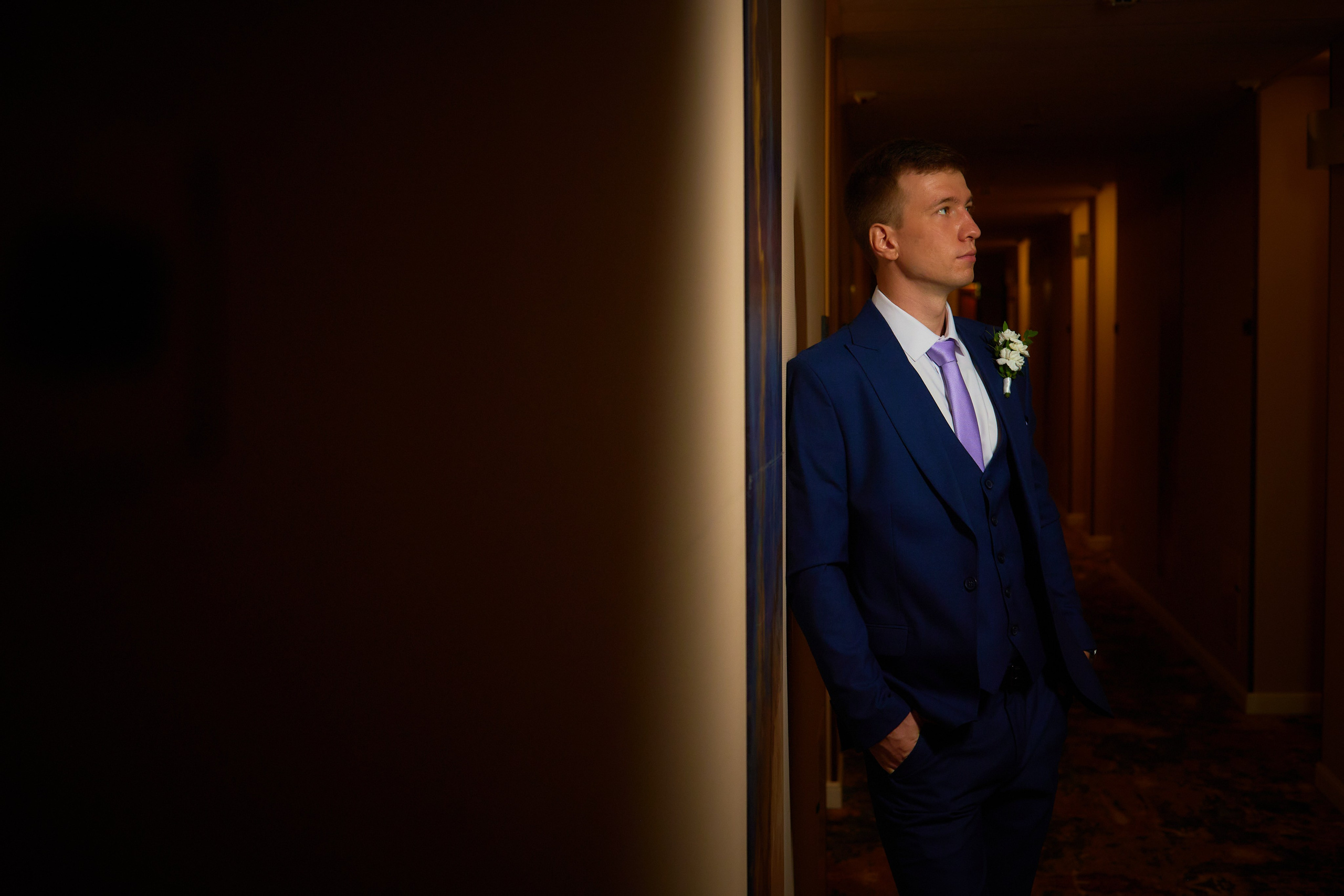 жених к коридоре отеля красивая фотография