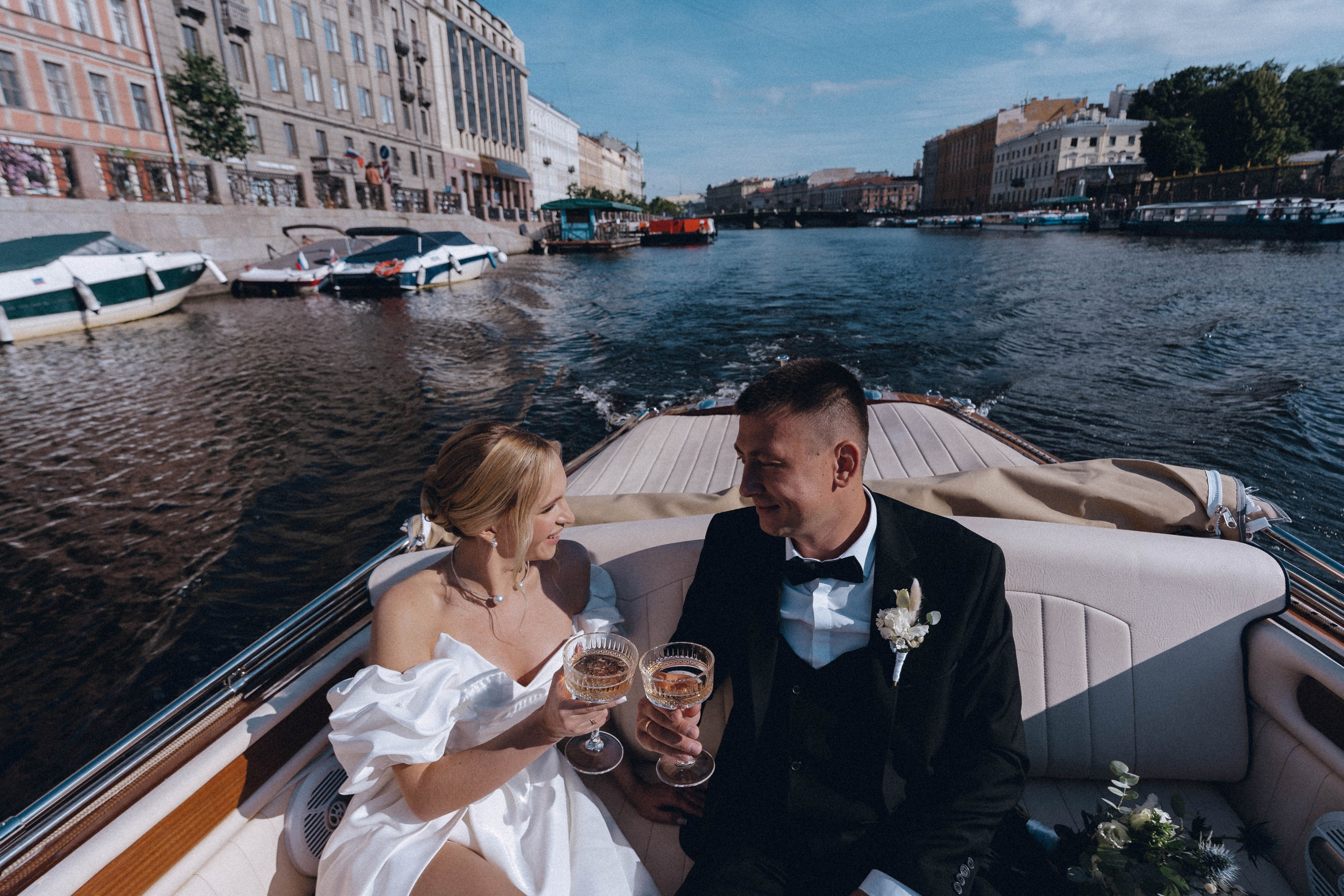СВАДЕНБНАЯ СЬЕМКА НА КАТЕРЕ ПО КАНАЛАМ САНКТ-ПЕТЕРБУРГА И В АКВАТОРИИ НЕВЫ. Профессиональный фотограф, Санкт-Петербург — Виктория Богомолова