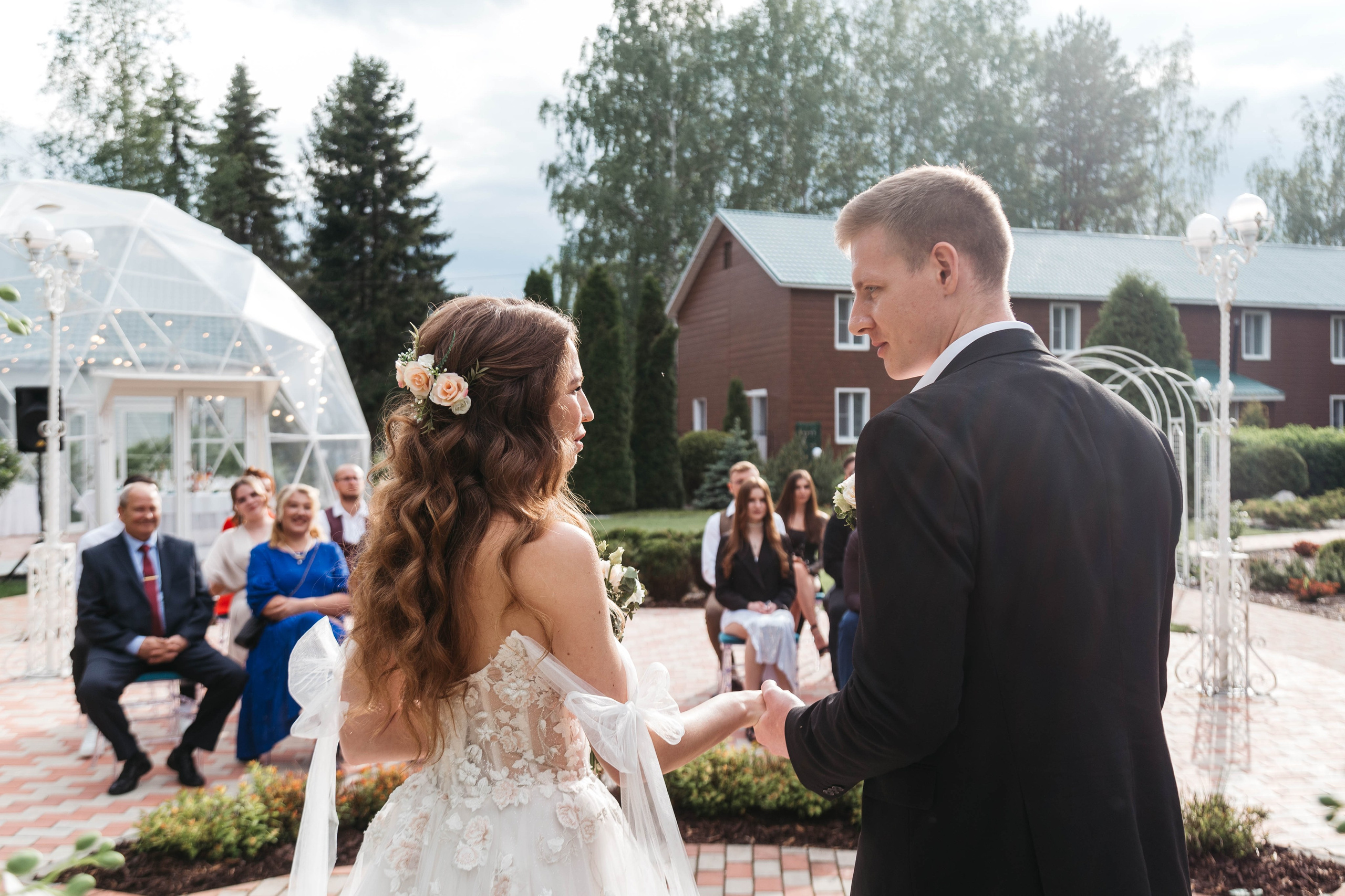 Свадебная церемония в розовом саду парка "Дубровский" в Кирове