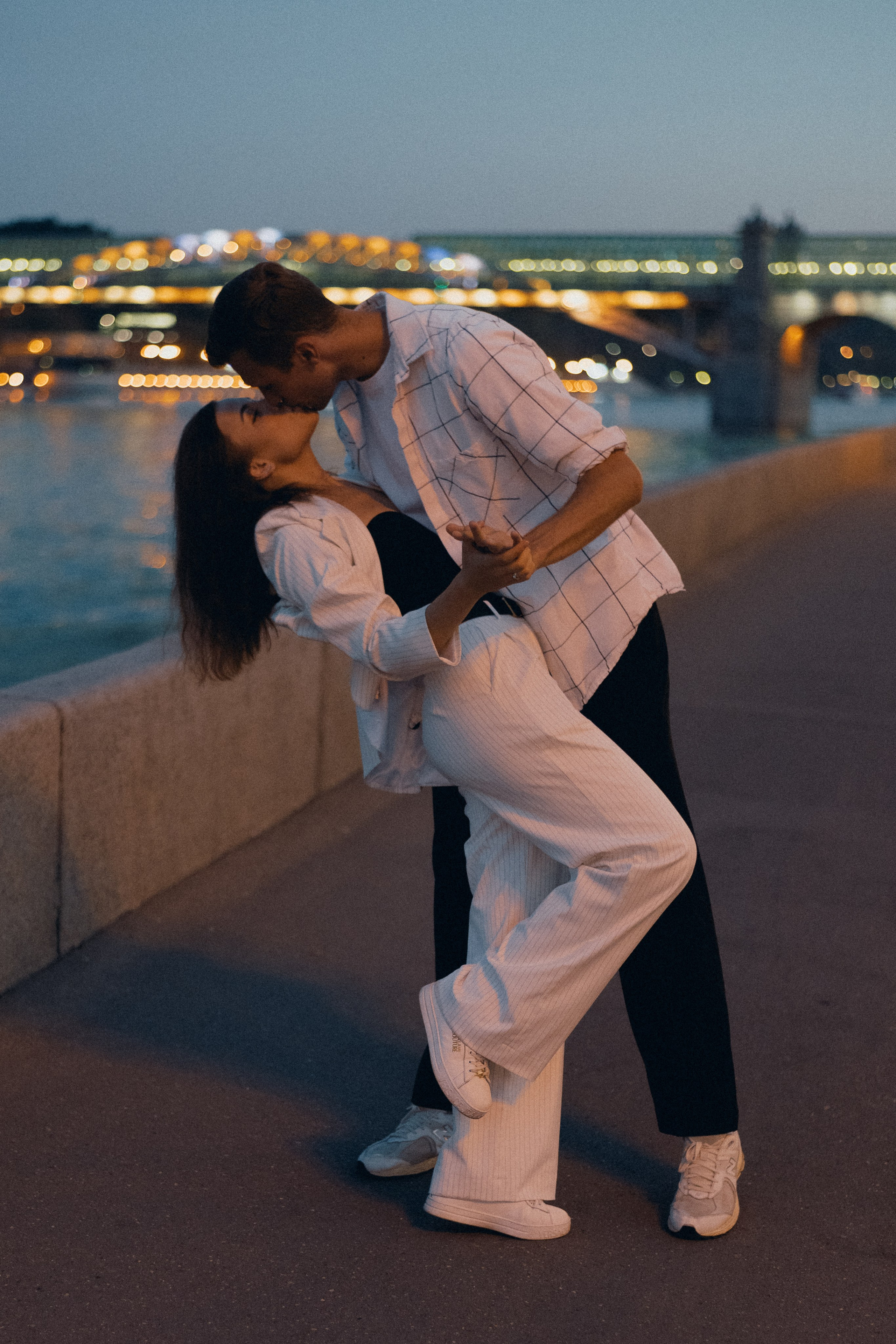 Любовь на набережной в Москве