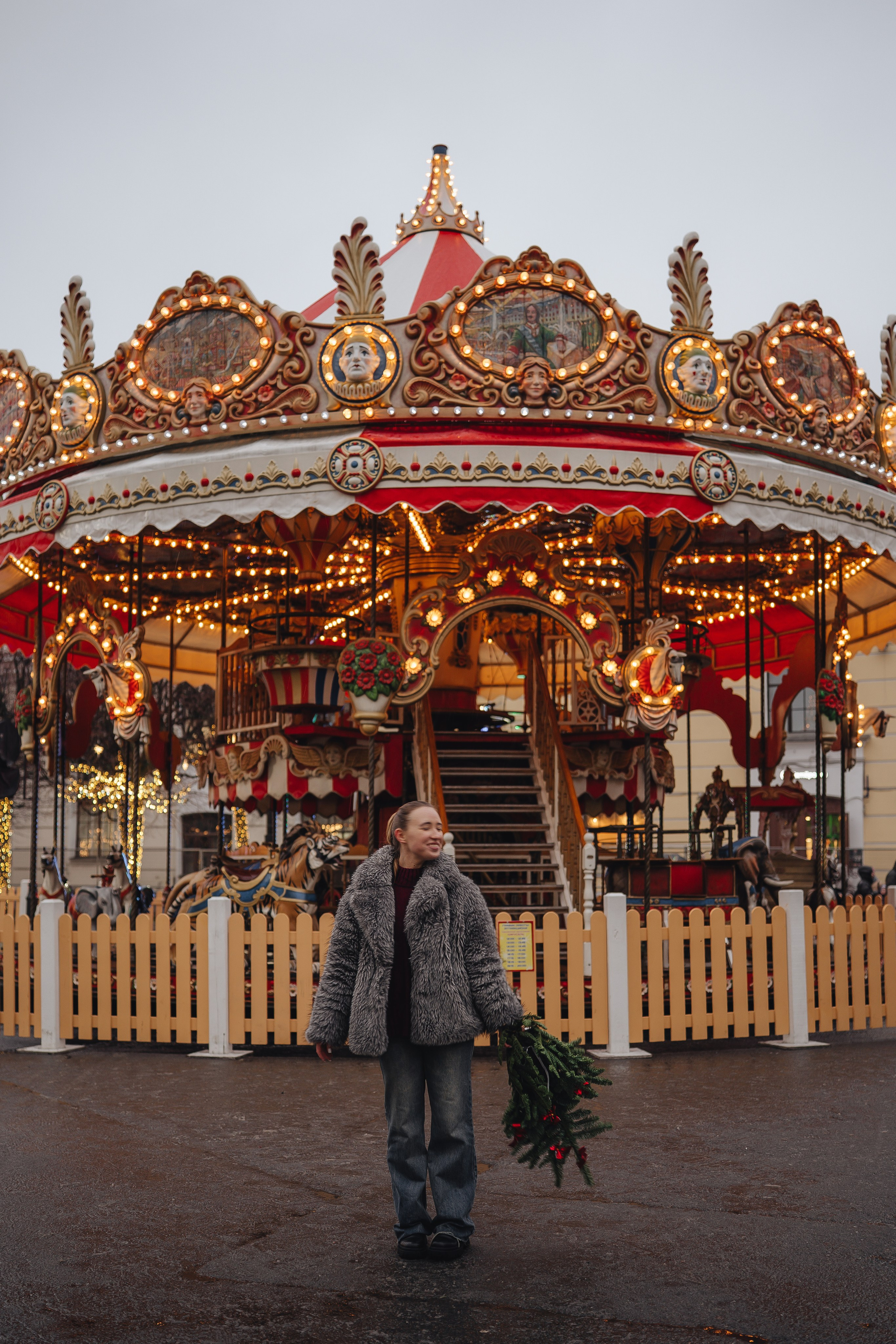 ПРОГУЛКА НА МАНЕЖНОЙ ПЛОЩАДИ ДЛЯ ДЕВУШКИ ПЕРЕД НОВЫМ ГОДОМ (НОВОГОДНЯЯ ФОТОСЕССИИЯ НА МАНЕЖНОЙ ПЛОЩАДИ). Профессиональный фотограф, Санкт-Петербург — Виктория Богомолова