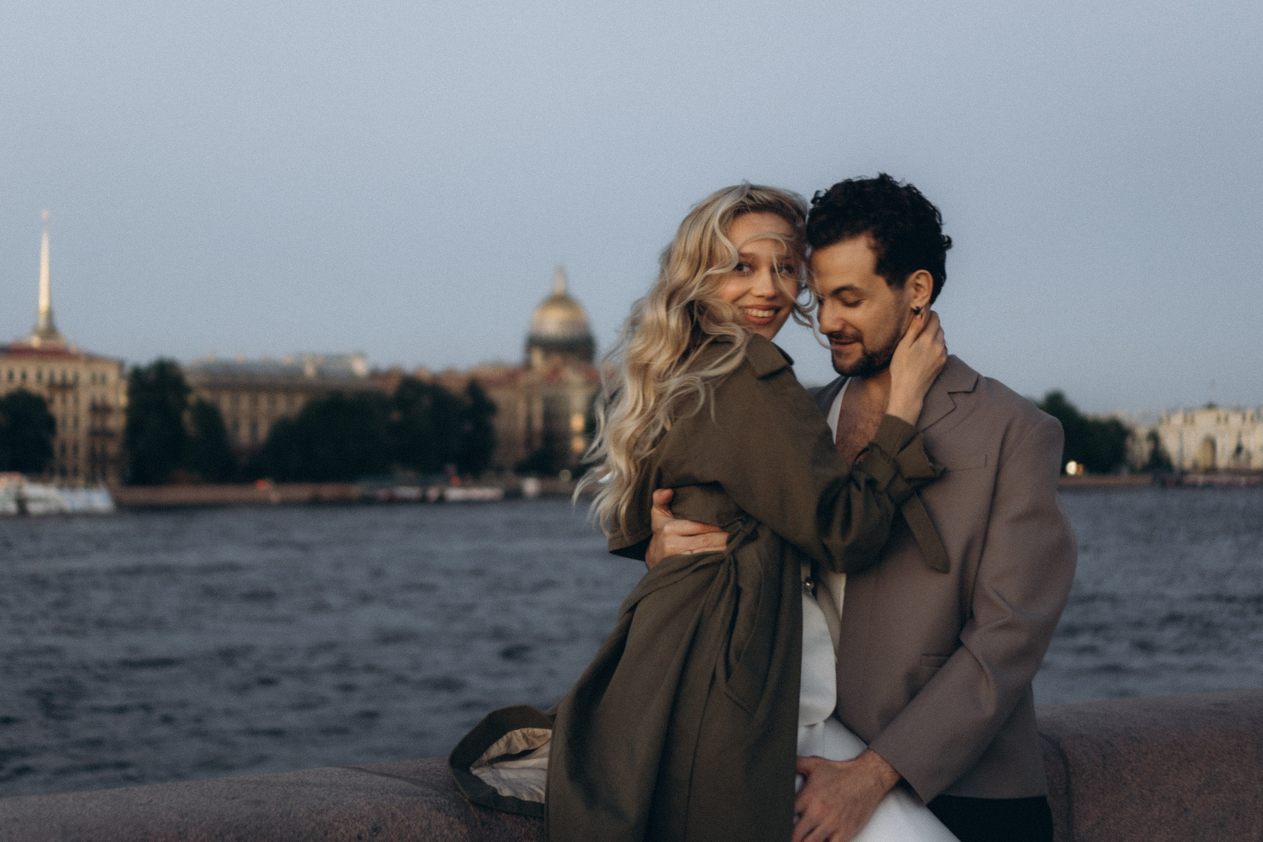 СВАДЕБНАЯ СЬЕМКА ПАРЫ НА РАССВЕТЕ В БЕЛЫЕ НОЧИ И ПРОГУЛКА С РАЗВОДНЫМИ МОСТАМИ И ПИКНИК ВОЗЛЕ ИСАКИЕВСКОГО СОБОРА. Профессиональный фотограф, Санкт-Петербург — Виктория Богомолова