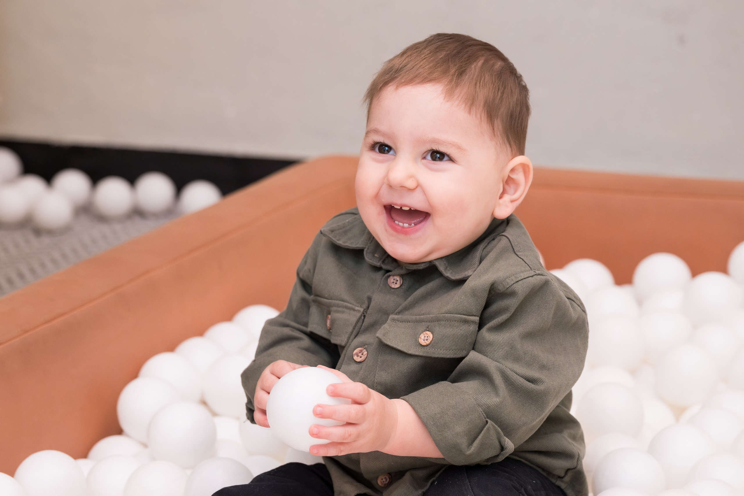 Съемка детского дня рождения — ребенок смеется во время игры 