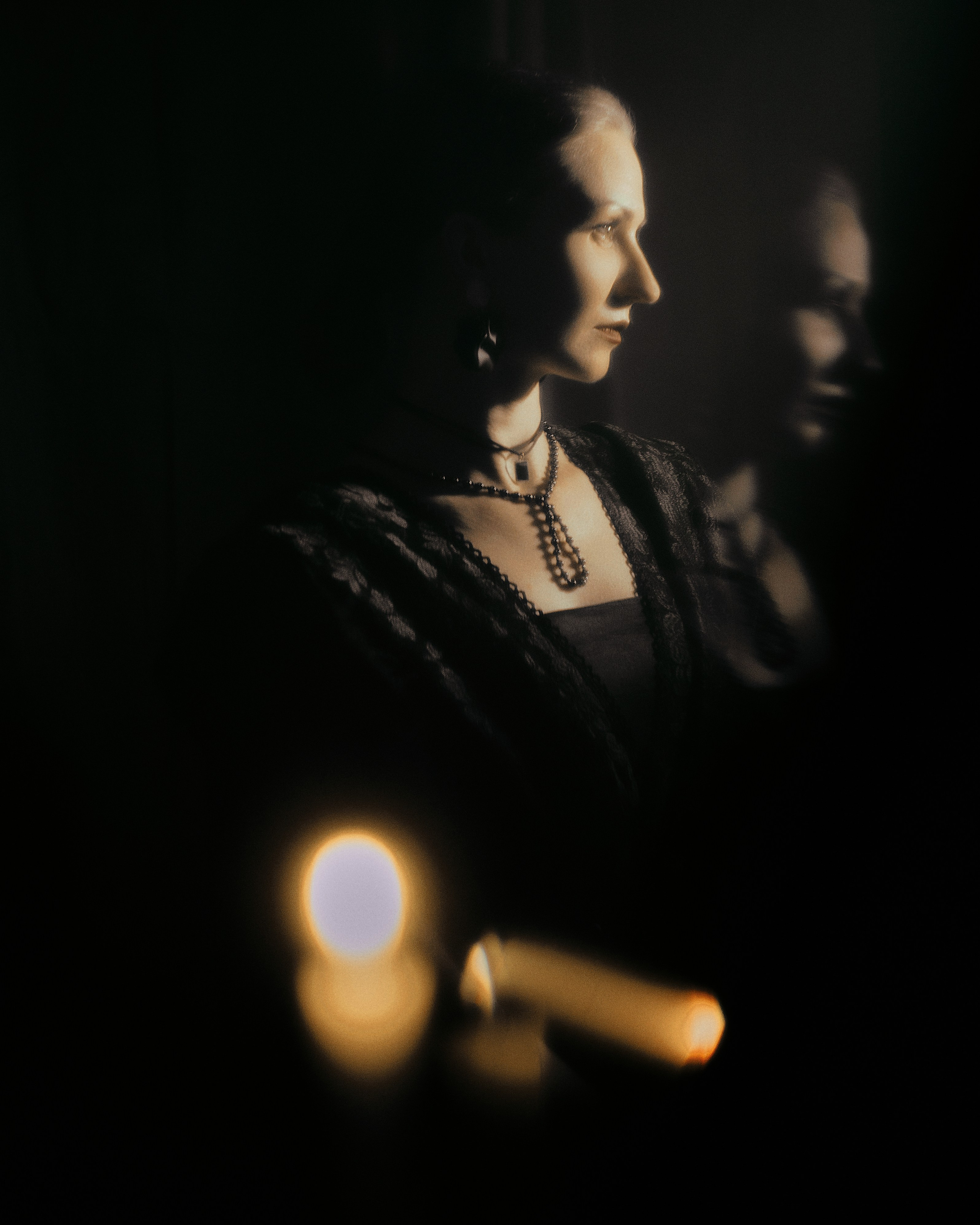 нуарный женский портрет в студии в стиле кино, свеча в кадре, артистичная фотосессия, фотограф СПб
